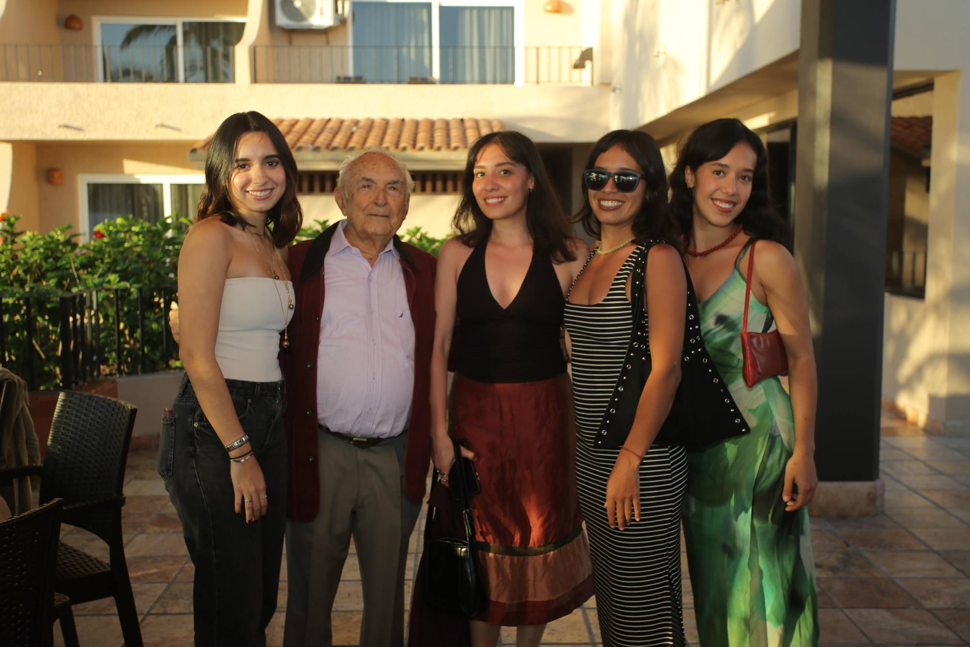 $!Don Mario entre sus nietas, Paulina, Carito, Daniela y Victoria López.