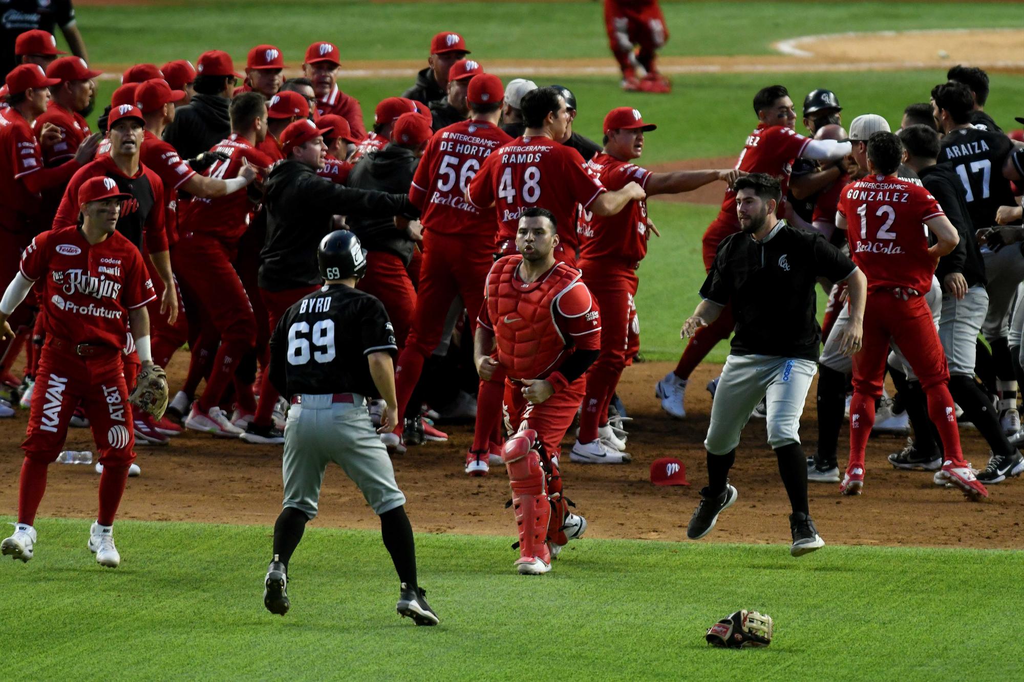 $!Monumental bronca entre Diablos Rojos y Guerreros (FOTOS/VIDEO)