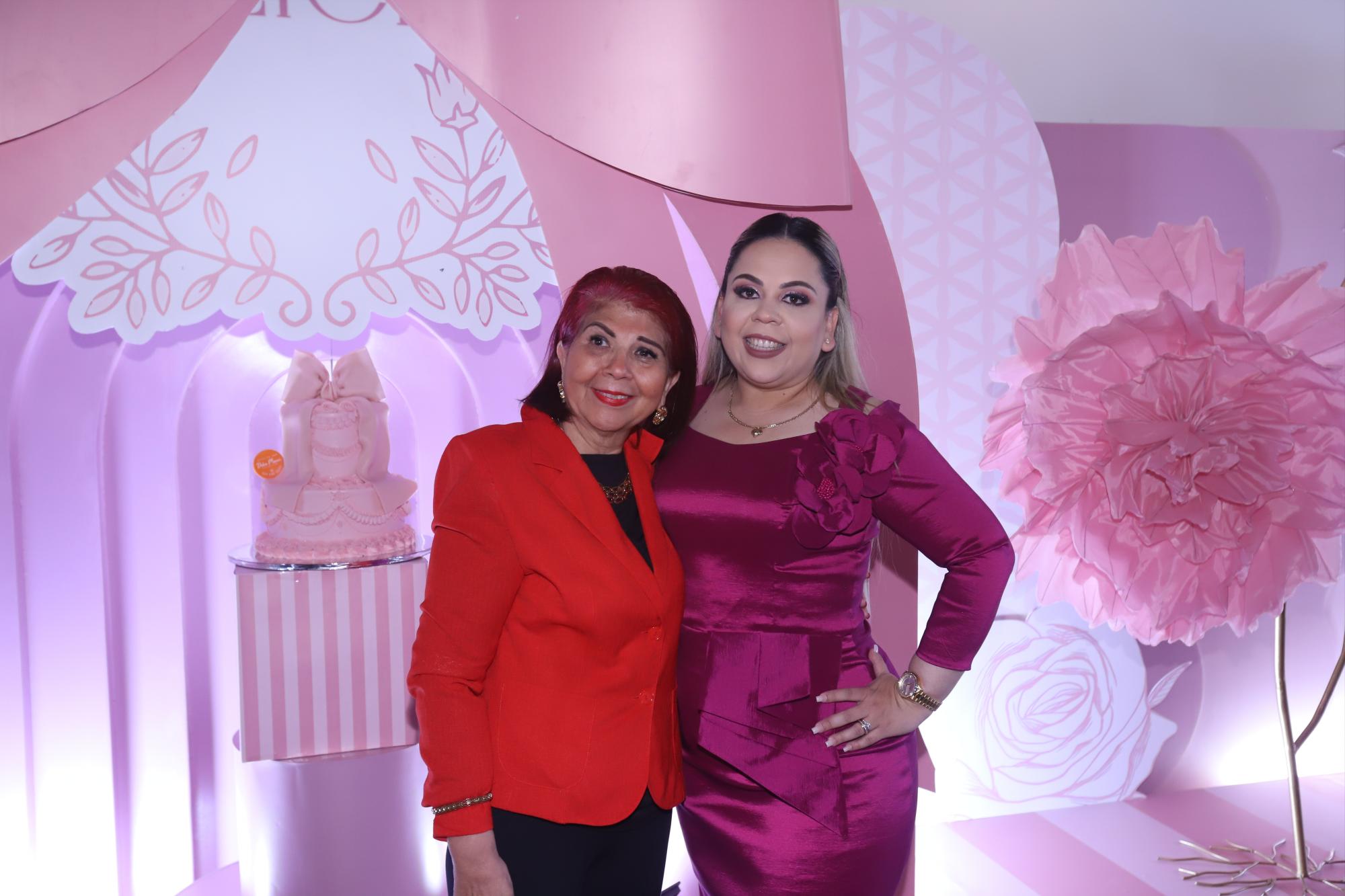$!La festejada con su mamá Carmelita Salazar.