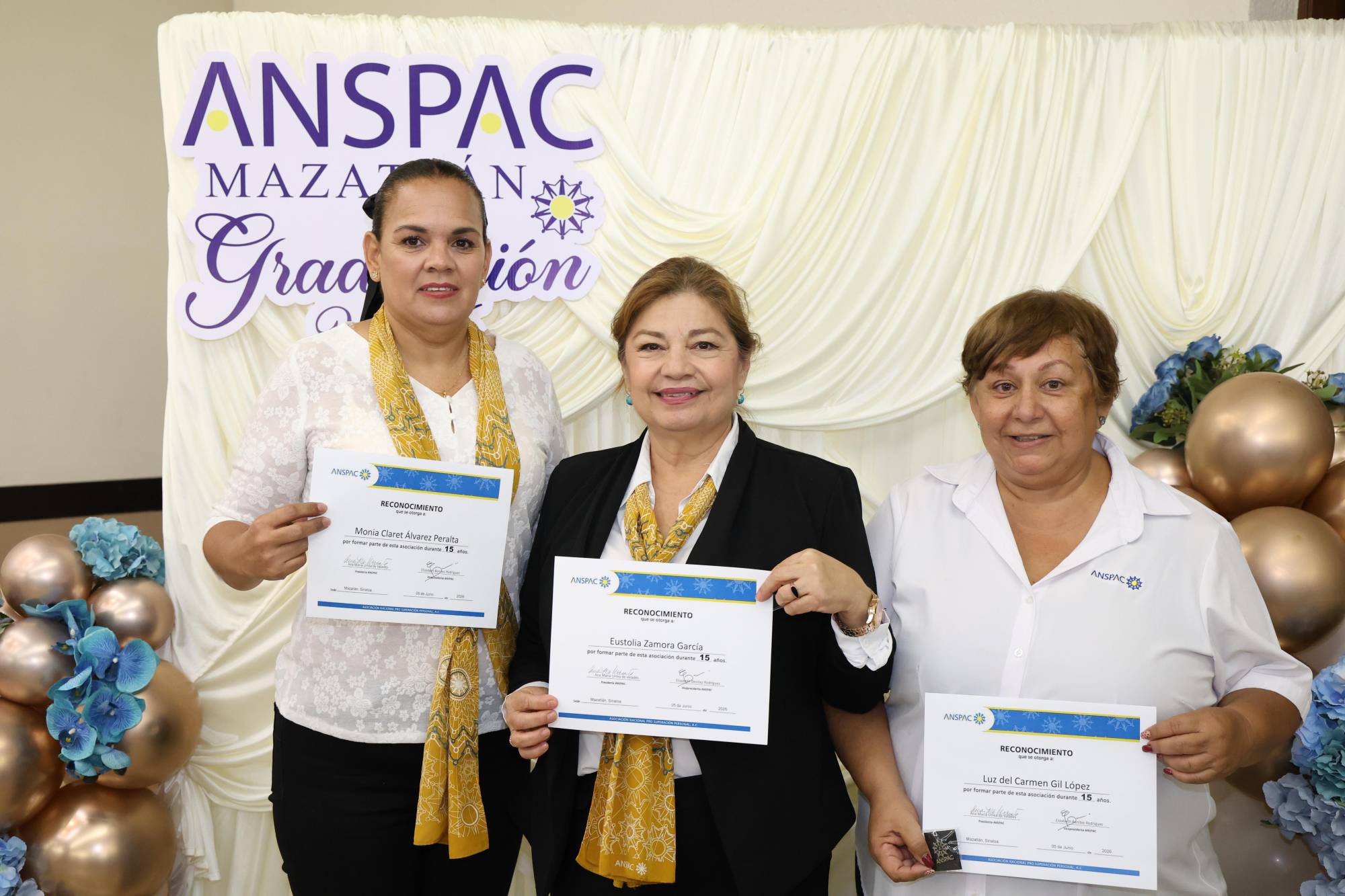 $!Claret Álvarez, Eustolia Zamora y Luz del Carmen Gil, de esta última recibió el reconocimiento en su nombre Norma López, cumplieron 15 años en la agrupación.