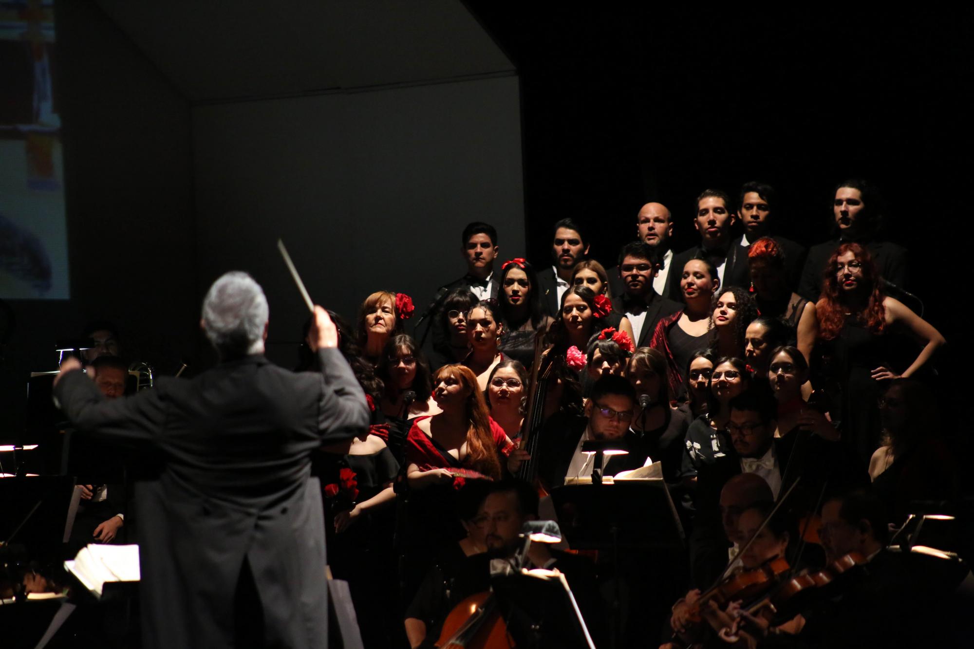 $!El Taller de Ópera de Sinaloa y el Coro de Ópera de Sinaloa participaron en la gala.