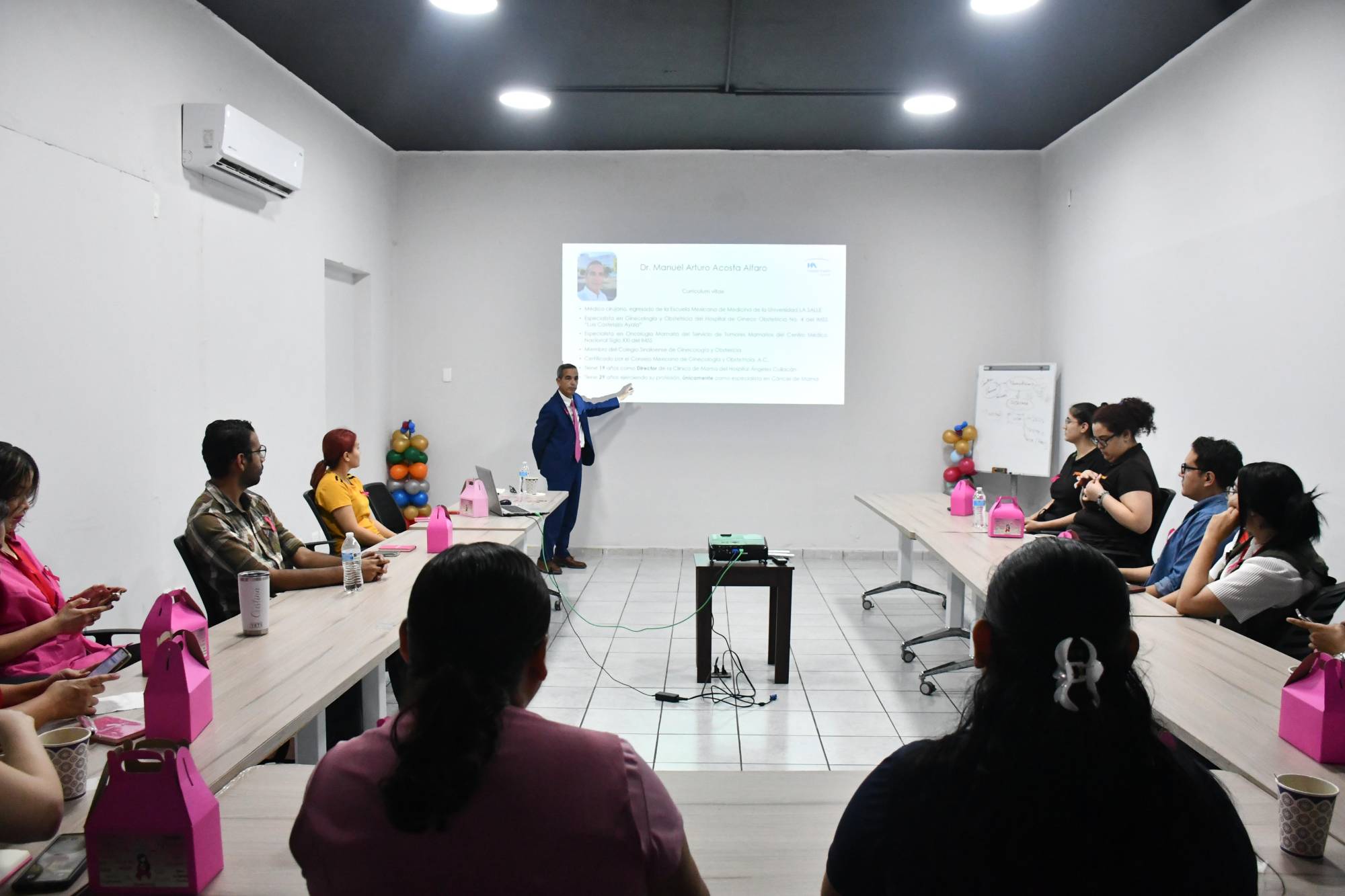 $!El médico durante la conferencia.