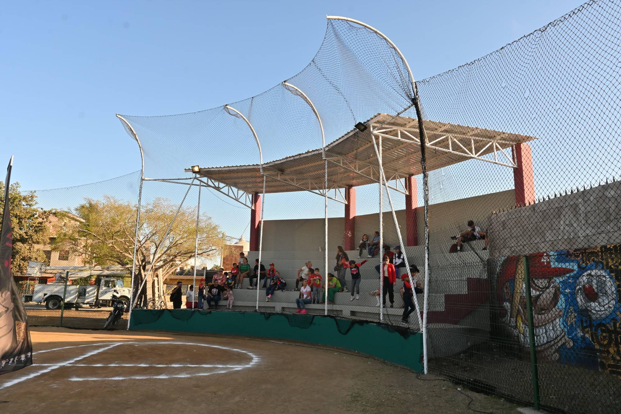 $!Entregan rehabilitación de campo de beisbol en la Francisco Villa
