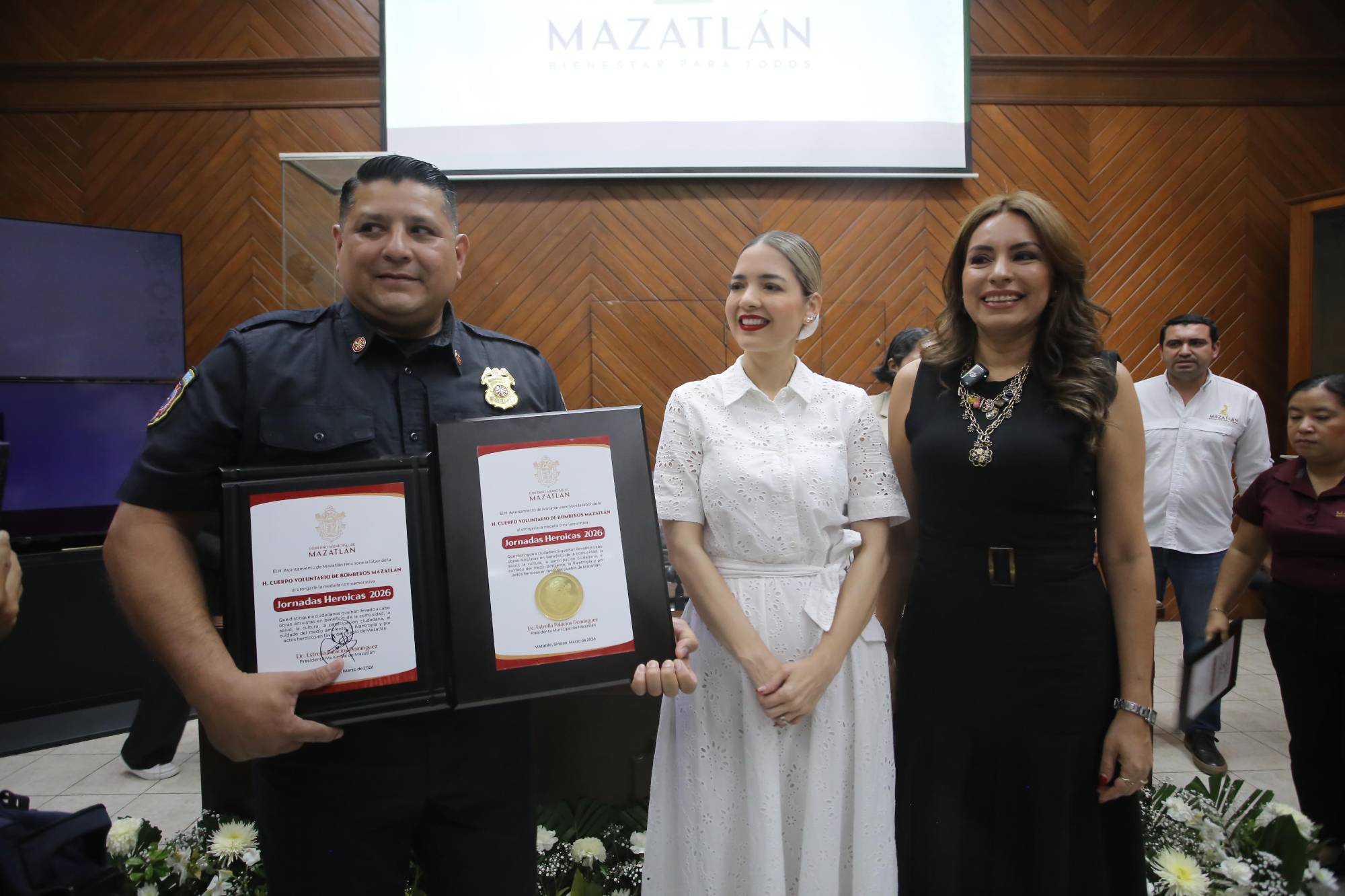 $!El comandante Saúl Robles recibió la distinción en representación de los bomberos, de manos de la Alcaldesa Estrella Palacios y Wendy Barajas.