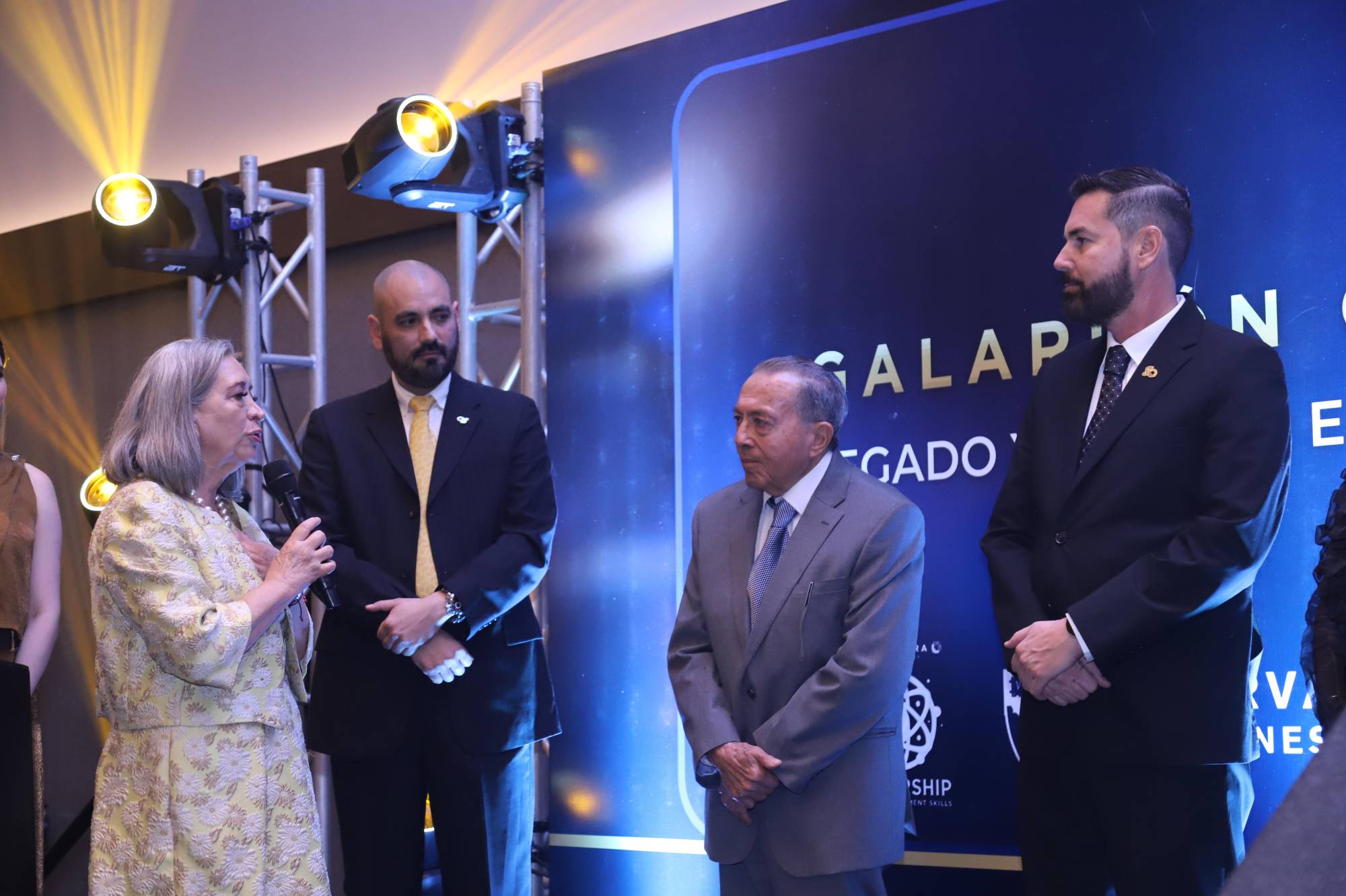 $!María Lourdes Medina Ortega, dirigente nacional de Canacintra, expresó unas palabras a Leovi Carranza.