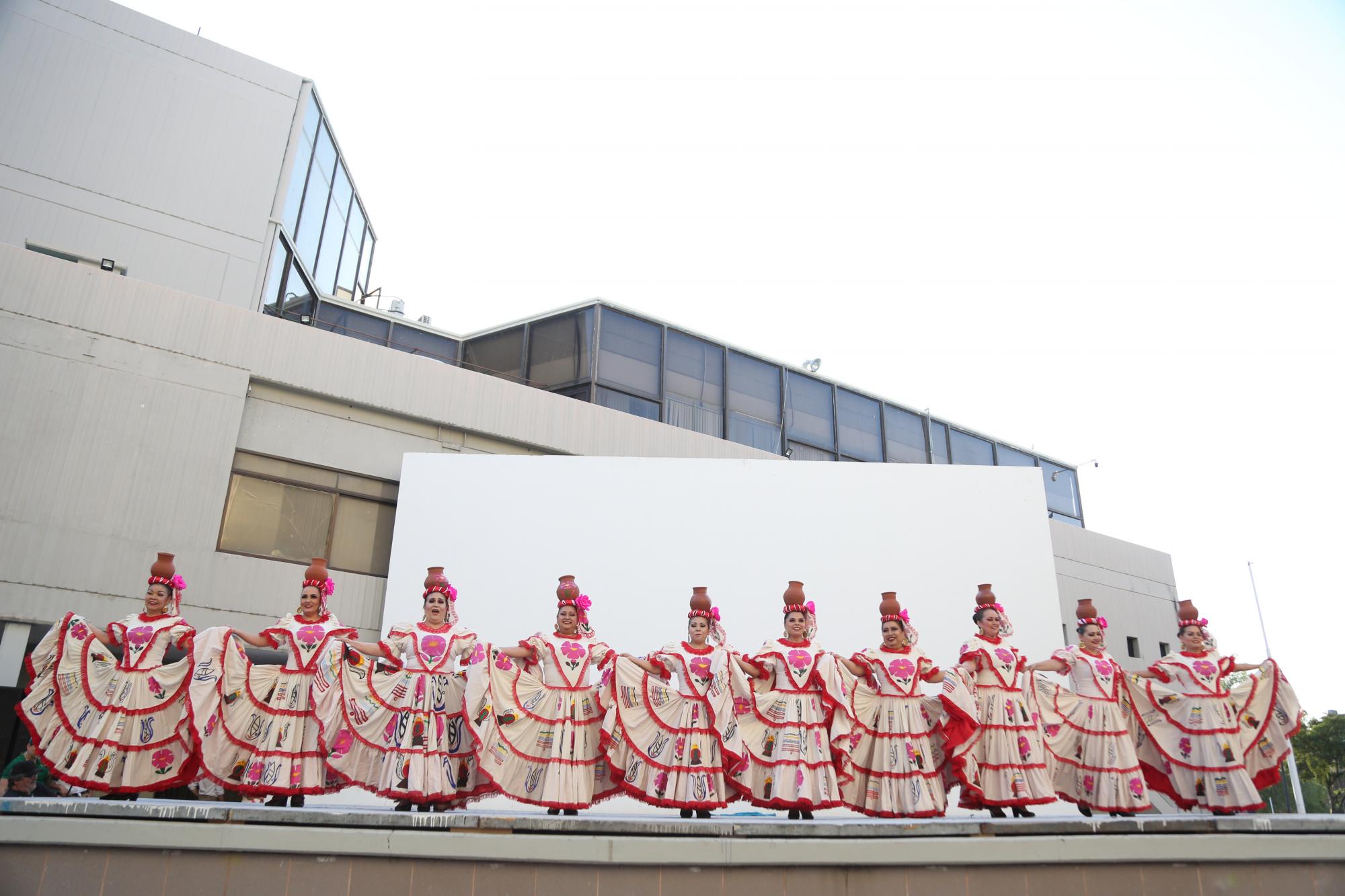 $!Viven la alegría sinaloense con el Grupo Folclórico Huey Colhuacan