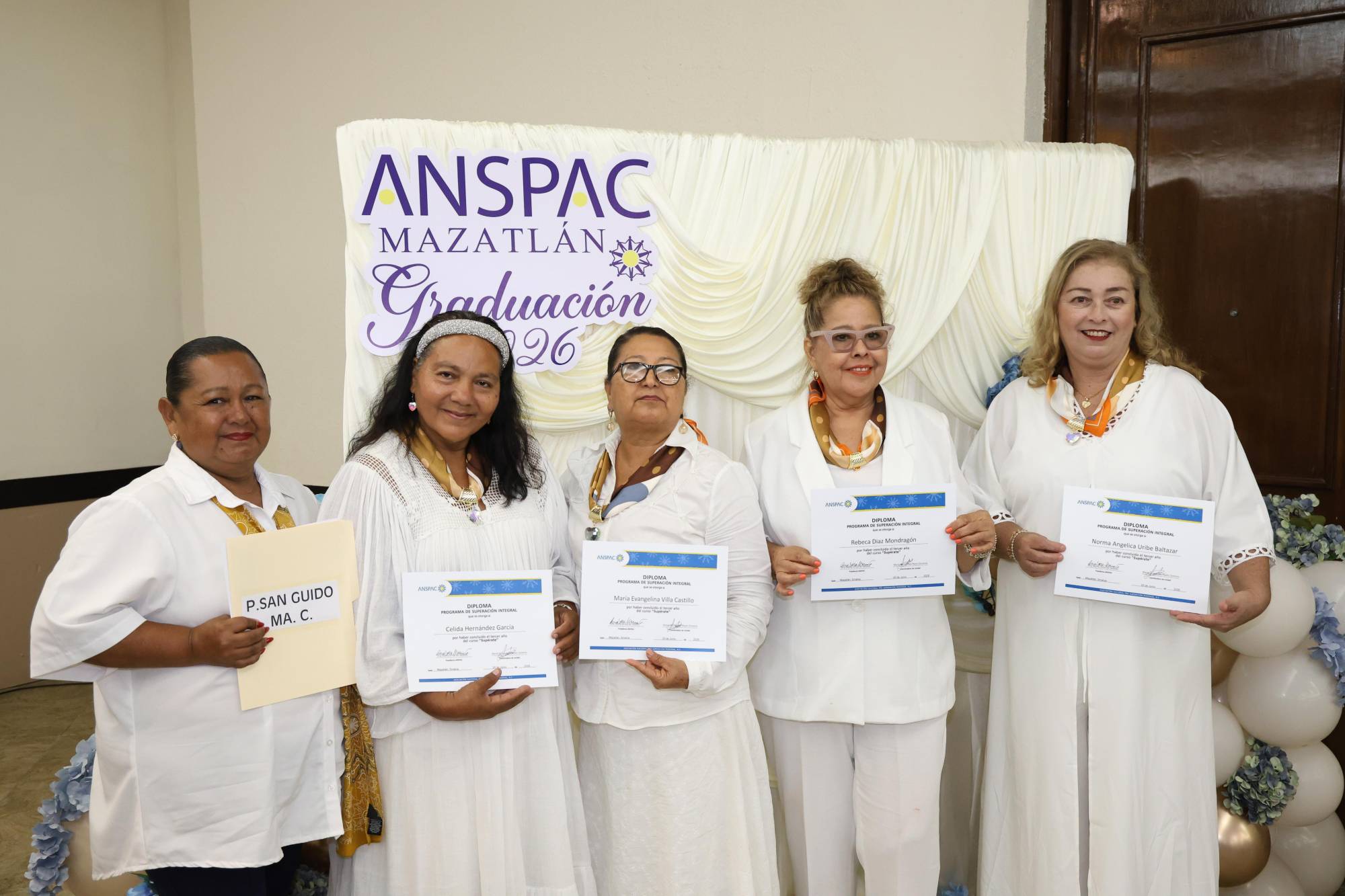 $!María del Refugio Rodríguez junto a las graduadas Célida Hernández, María Evangelina Villa, Rebeca Díaz y Norma Uribe, de la Unidad San Guido María Conforti.