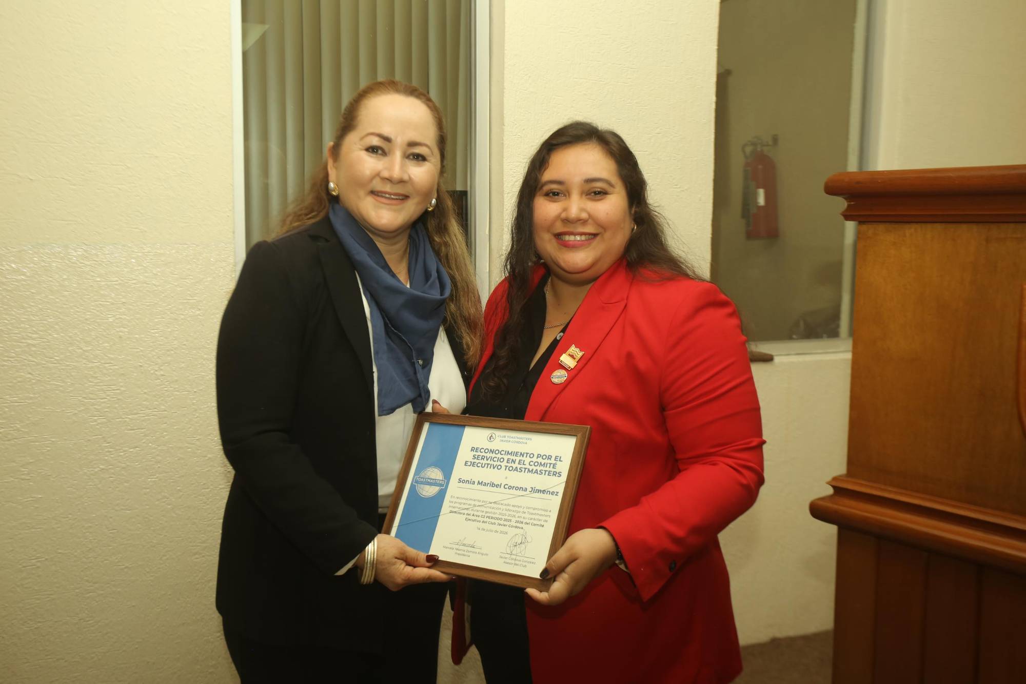 $!Sonia Corona entregó un reconocimiento a la presidenta saliente, Marcela Zamudio.