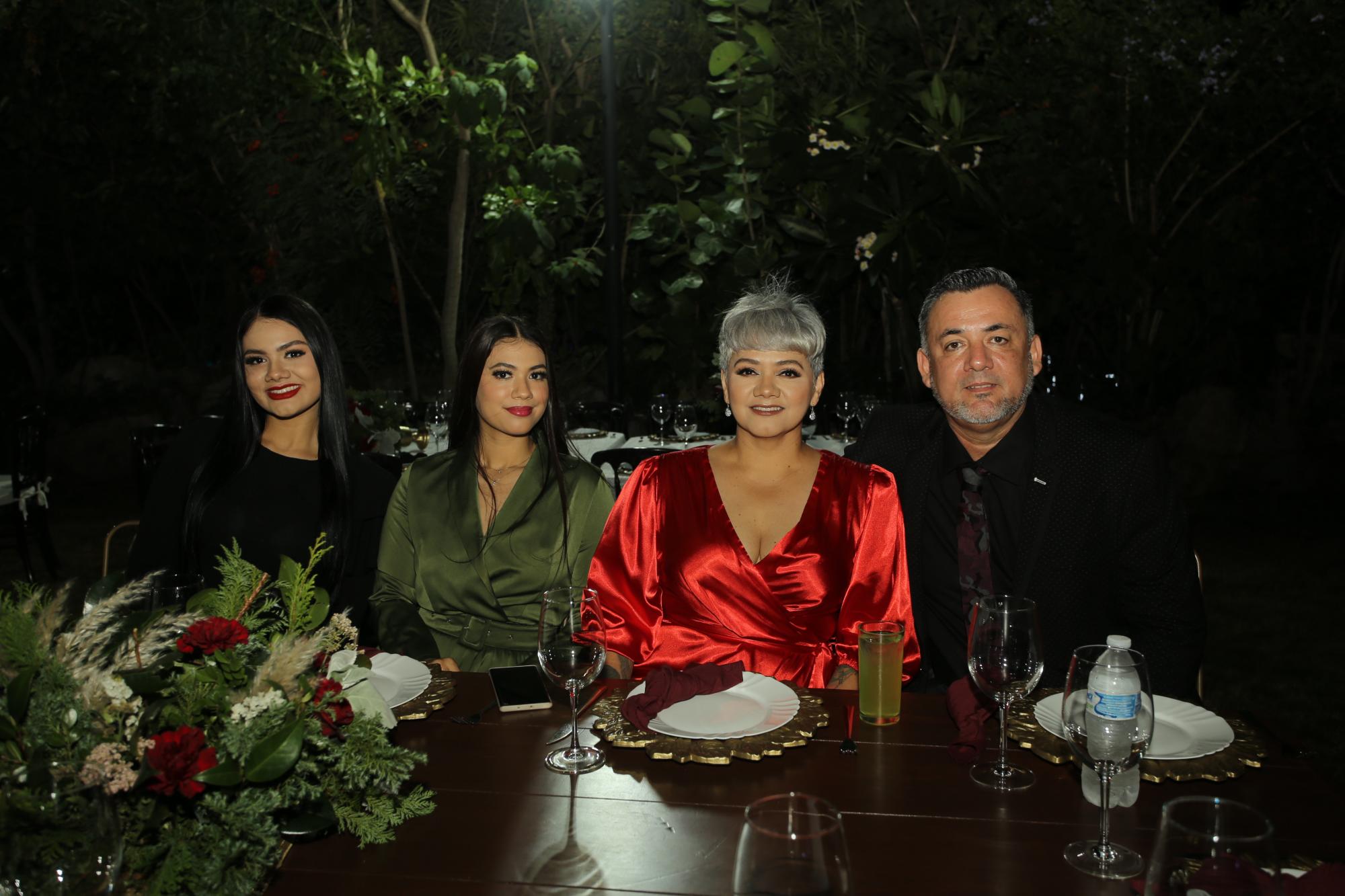 $!Alzará y Danna Hernández, Érika Soto de Hernández y Radamés Hernández, ganador del premio al Mejor Entrenador Convencional 2023.