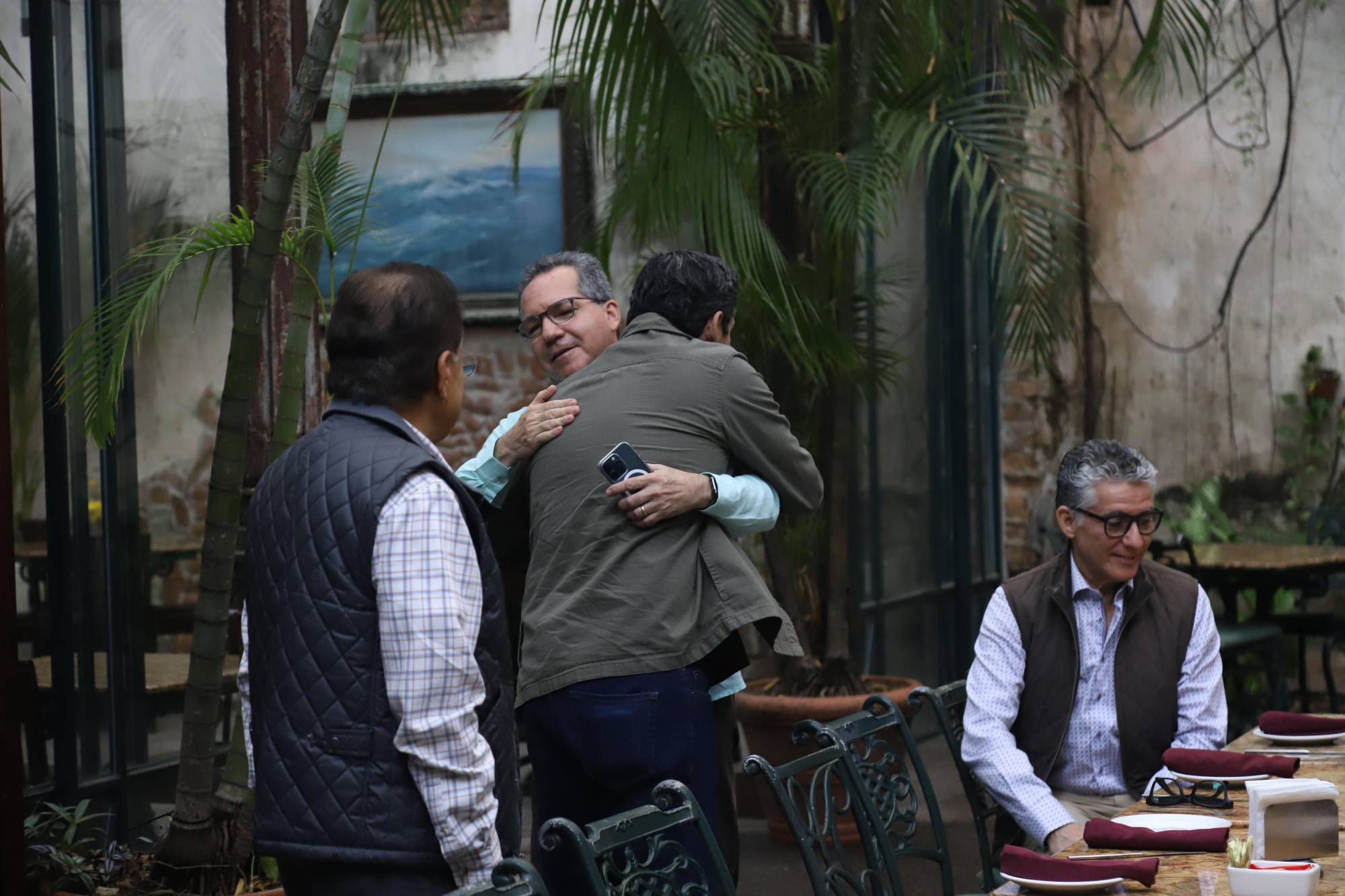 $!Adrián López Ortiz recibe las felicitaciones de parte de Rafael Domínguez Kelly.