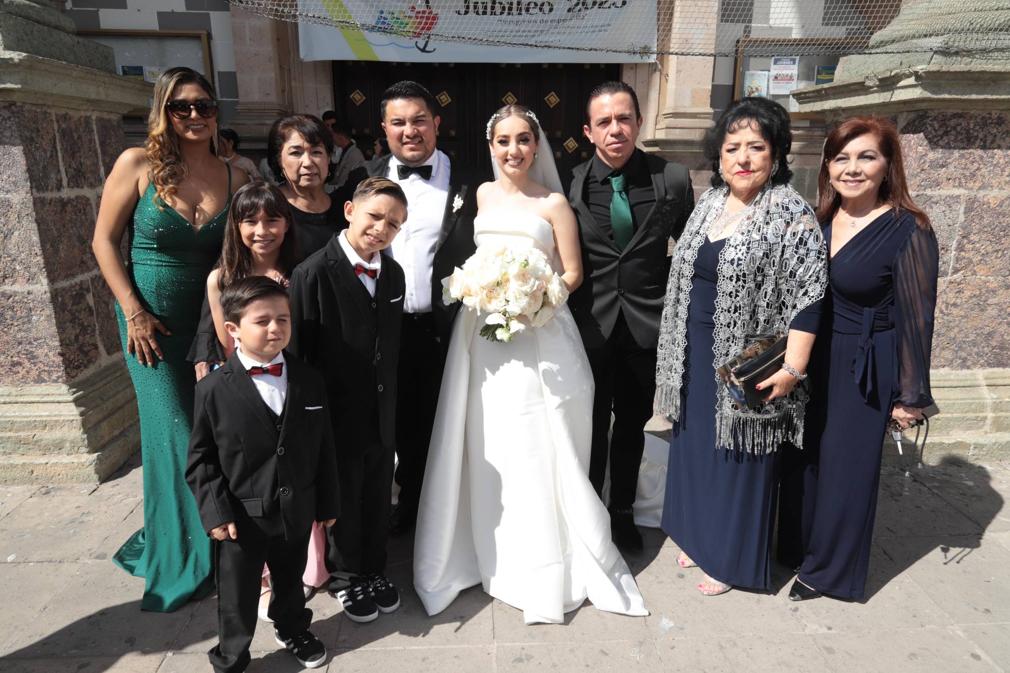 $!Los novios entre sus familiares.