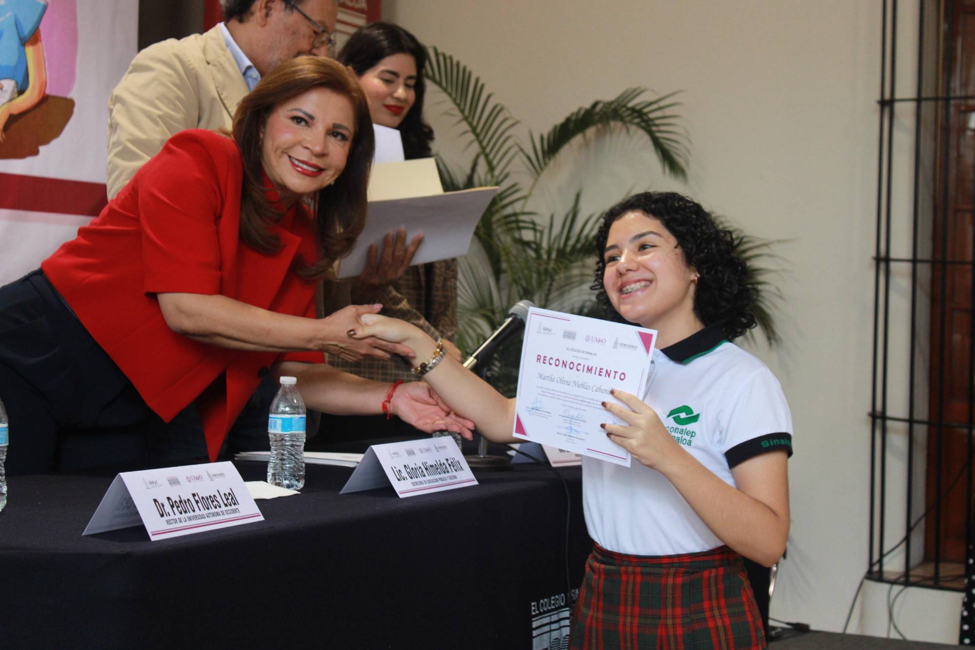 $!Martha Olivia Nieblas Cabanillas ganó mención honorífica.
