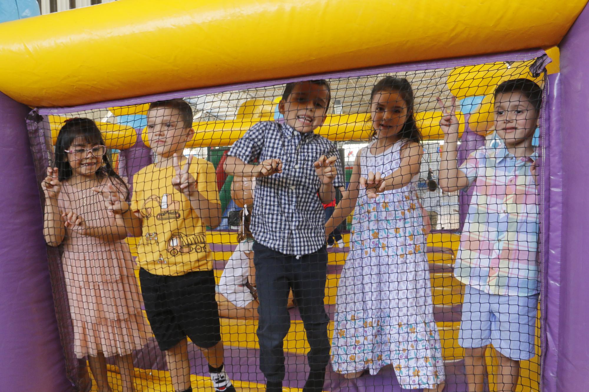 $!Los alumnos de tercero de kinder también se divirtieron brincando.