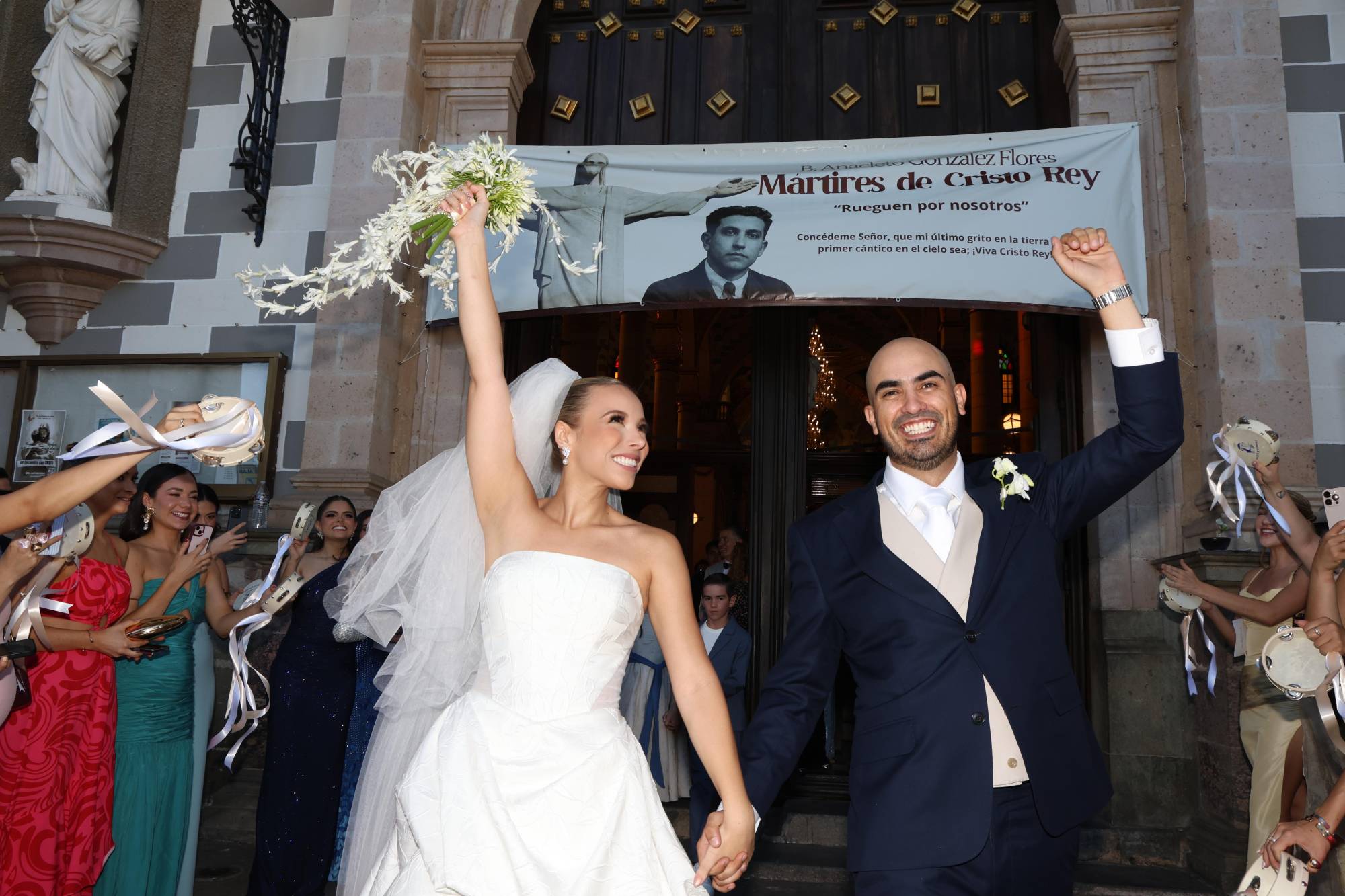 $!Entre aplausos y sonrisas, los recién casados hacen su salida, marcando el inicio de su nueva vida juntos.