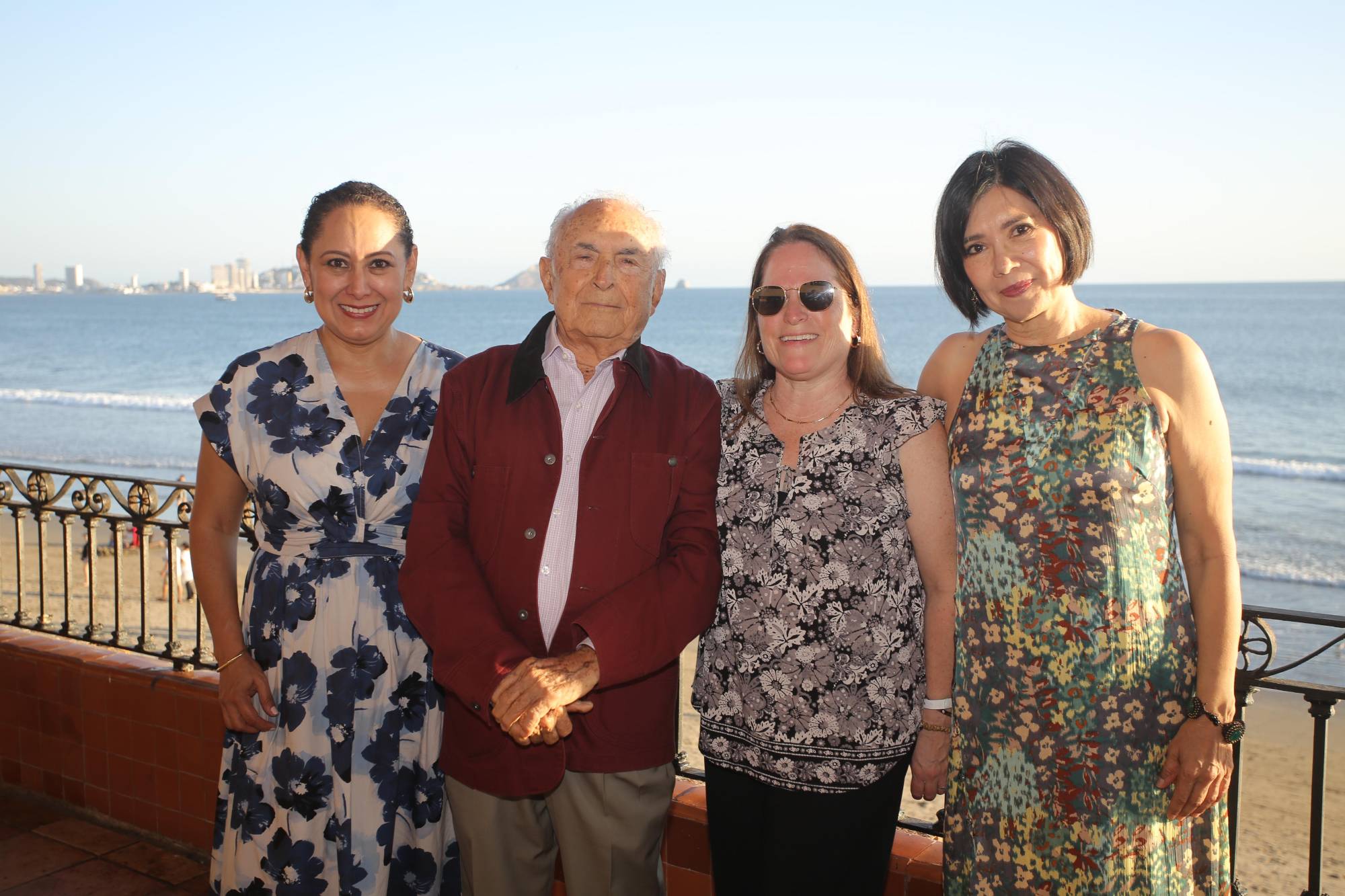 $!Don Mario entre sus nueras, Evelyn Mata, Nancy Grubb y Carolina Ley.