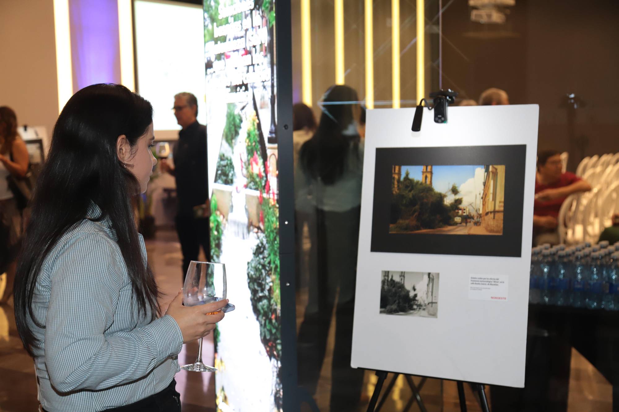 $!Los asistentes tuvieron la oportunidad de apreciar la exposición fotográfica.