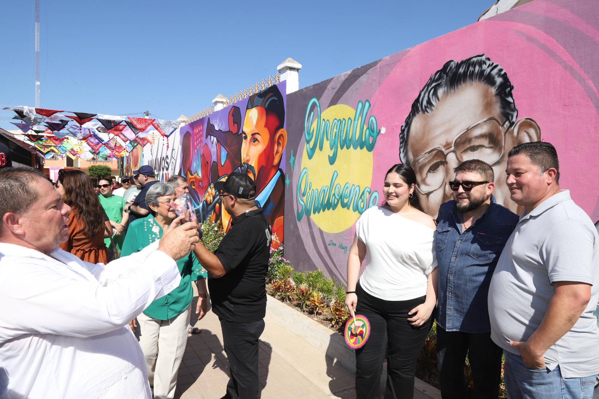 $!Durante el evento, el líder de la Madre de Todas las Bandas se tomó fotografías con las personas que se lo pidieron.