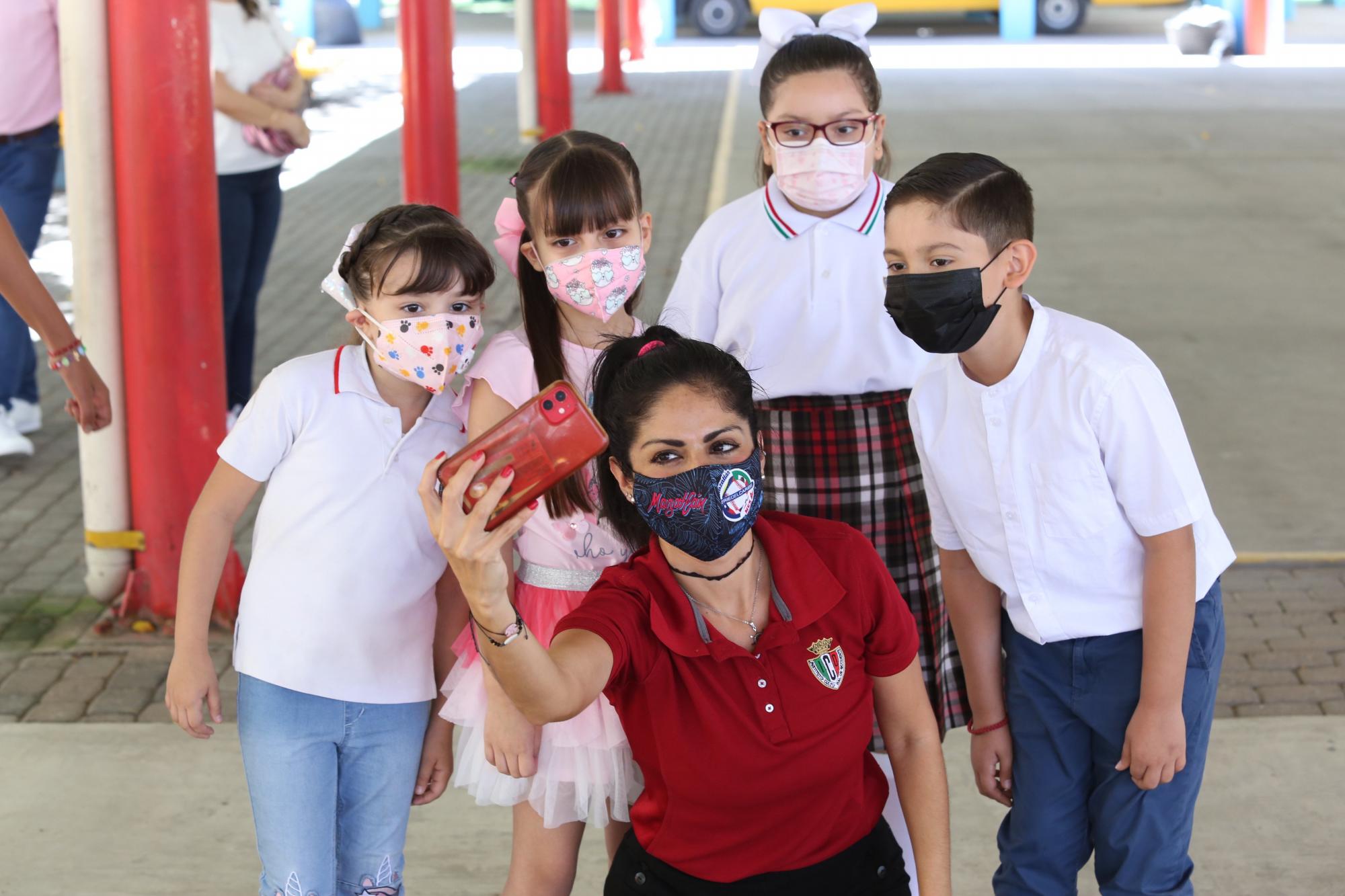 $!Los cuatro ganadores se toman una selfie con la profesora María Fernanda López Valencia.
