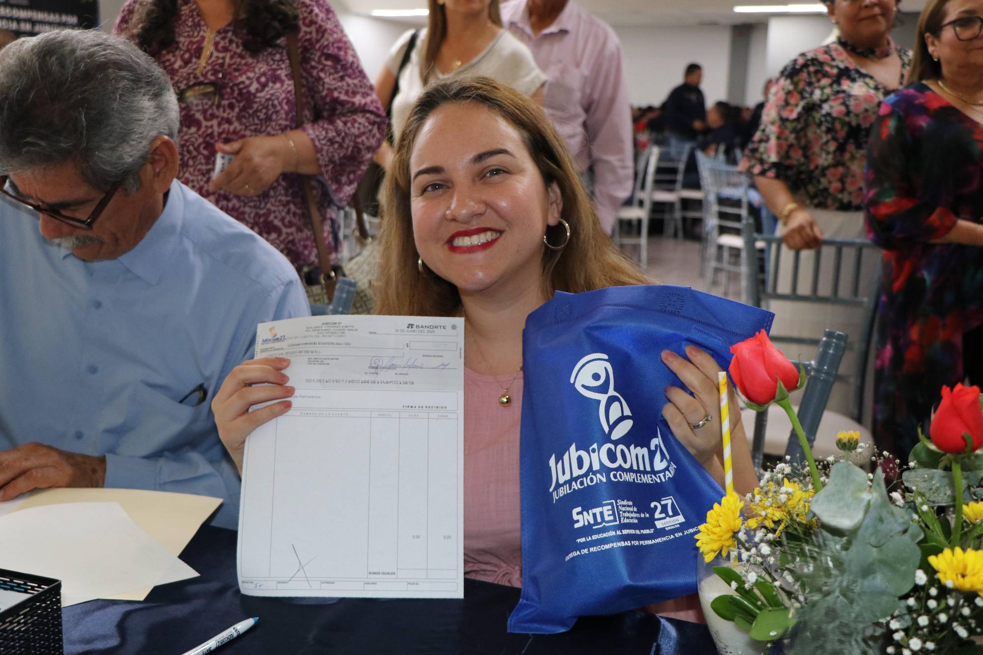 $!Socia recibiendo su Recompensa de Jubicom 27
