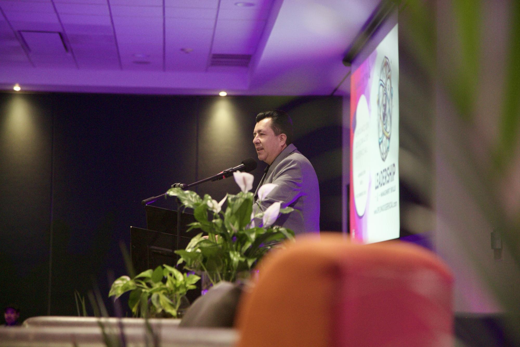 $!Carlos Alberto Ríos Galván, que fue quien impartió el curso, también expresó un mensaje a los graduados.