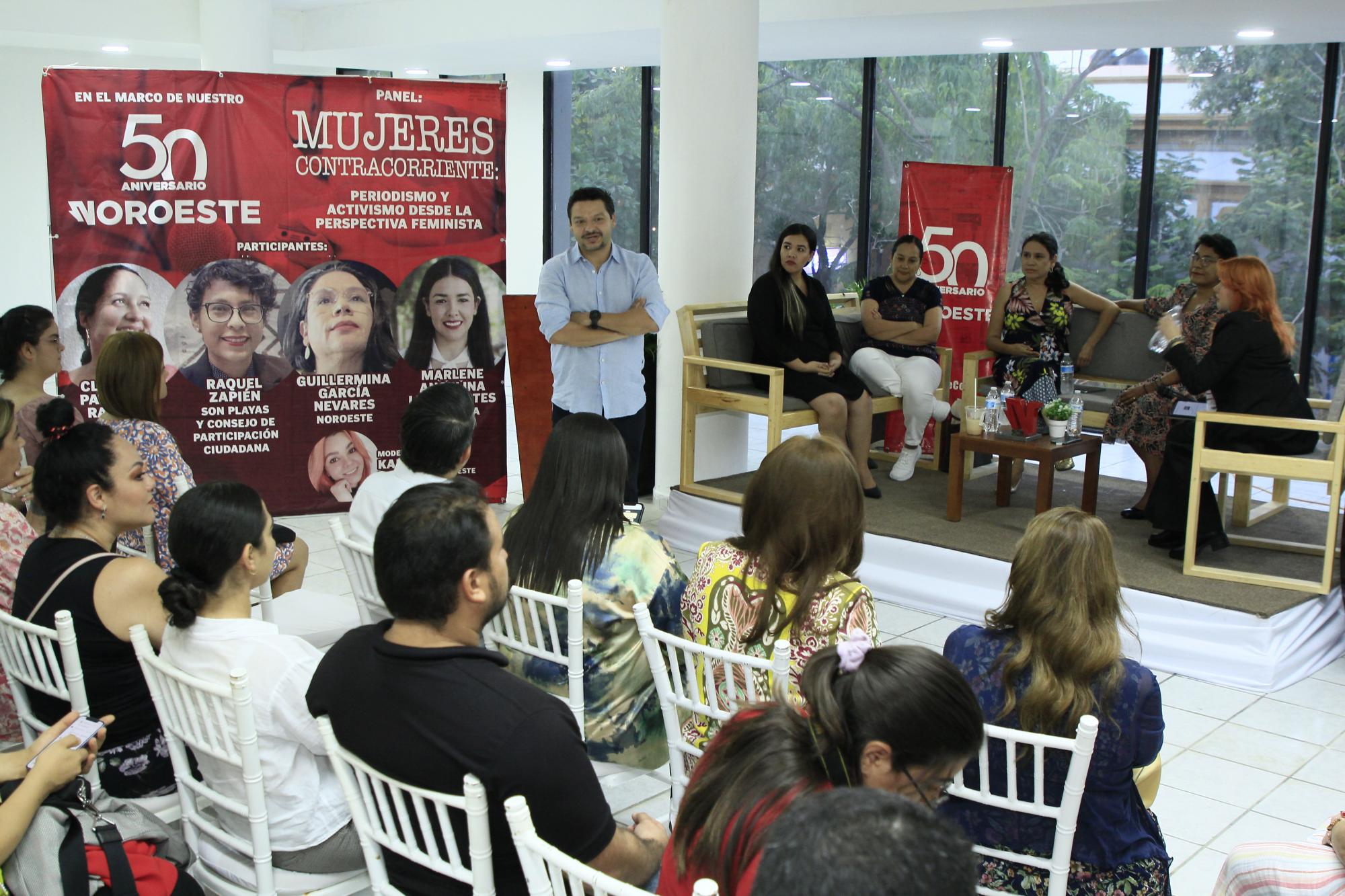 $!Adrián López Ortiz dio la bienvenida al panel ‘Mujeres Contracorriente: Periodismo y Activismo desde la Perspectiva Feminista’.