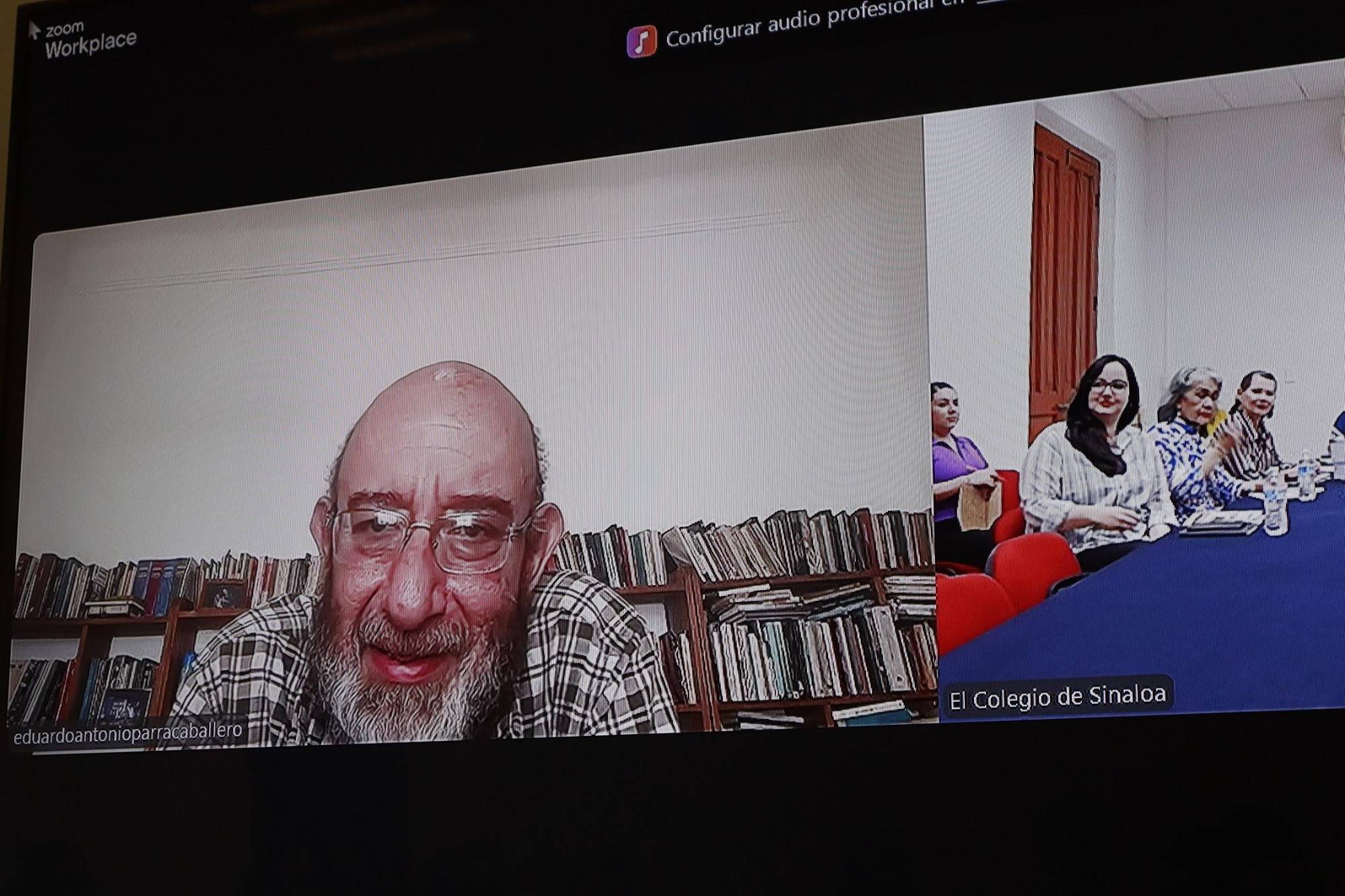 $!El escritor, durante la sesión llevada a cabo a distancia.