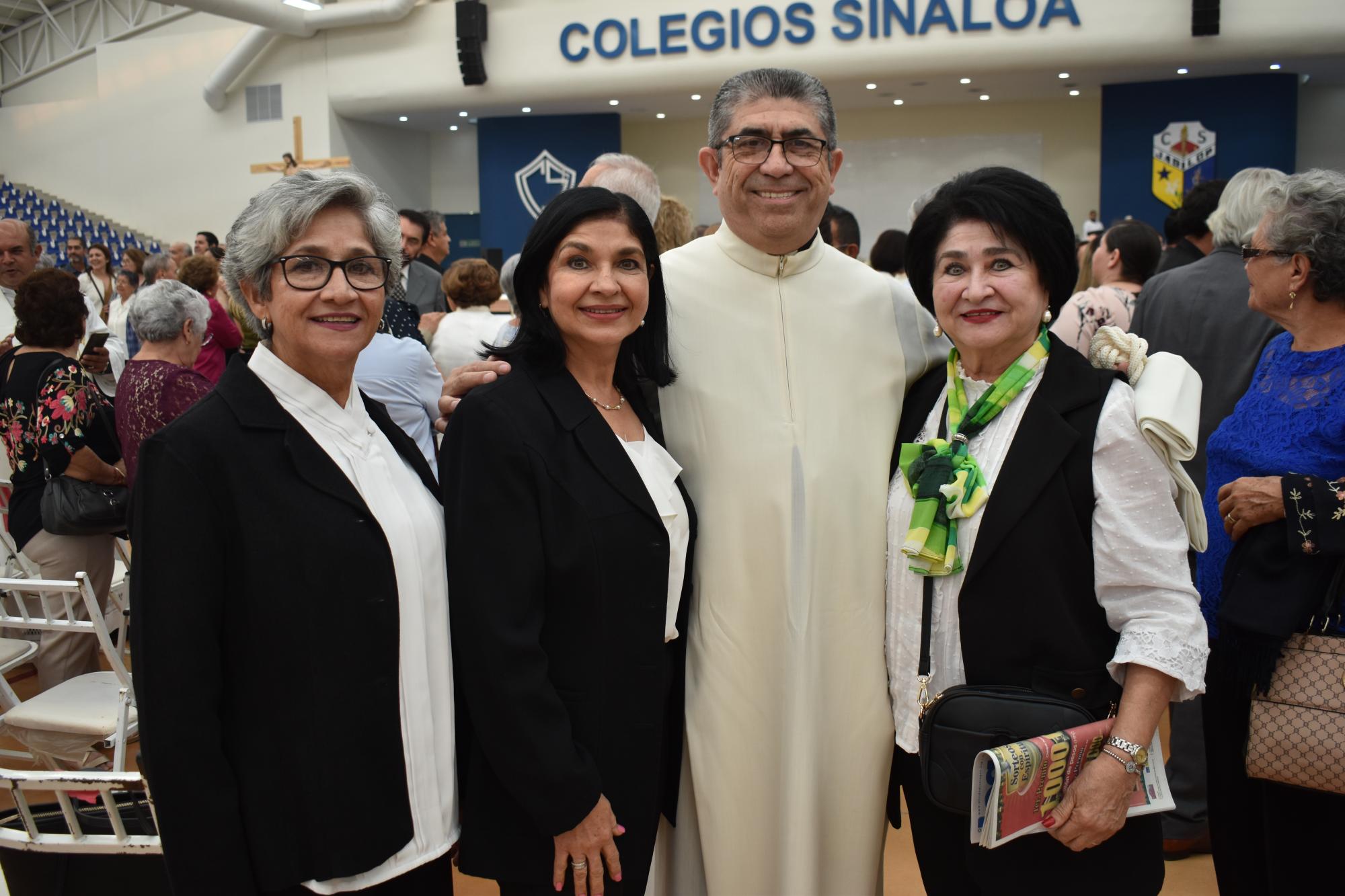$!María Luisa Uribe, Gloria Uribe y Alma Elena Uribe, con el sacerdote Carlos Ramón López López.