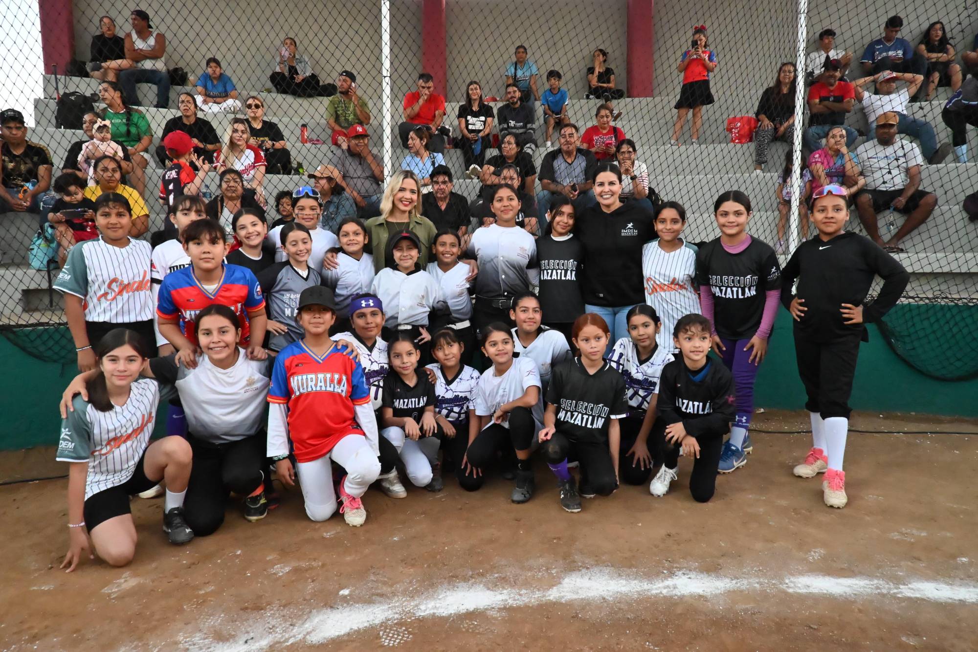 $!Entregan rehabilitación de campo de beisbol en la Francisco Villa