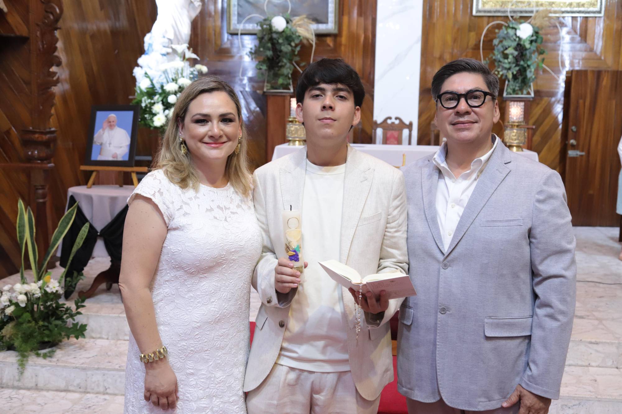 $!René con sus padrinos, Laura Cristina Zataráin y Alfredo Zenteno.