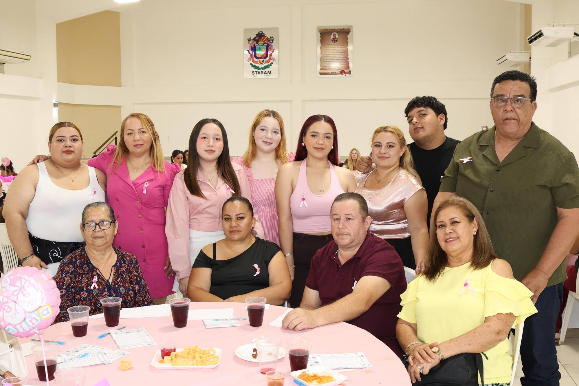 $!La familia paterna acompañó con cariño a Alberto y Delia Lizeth esa tarde tan especial.