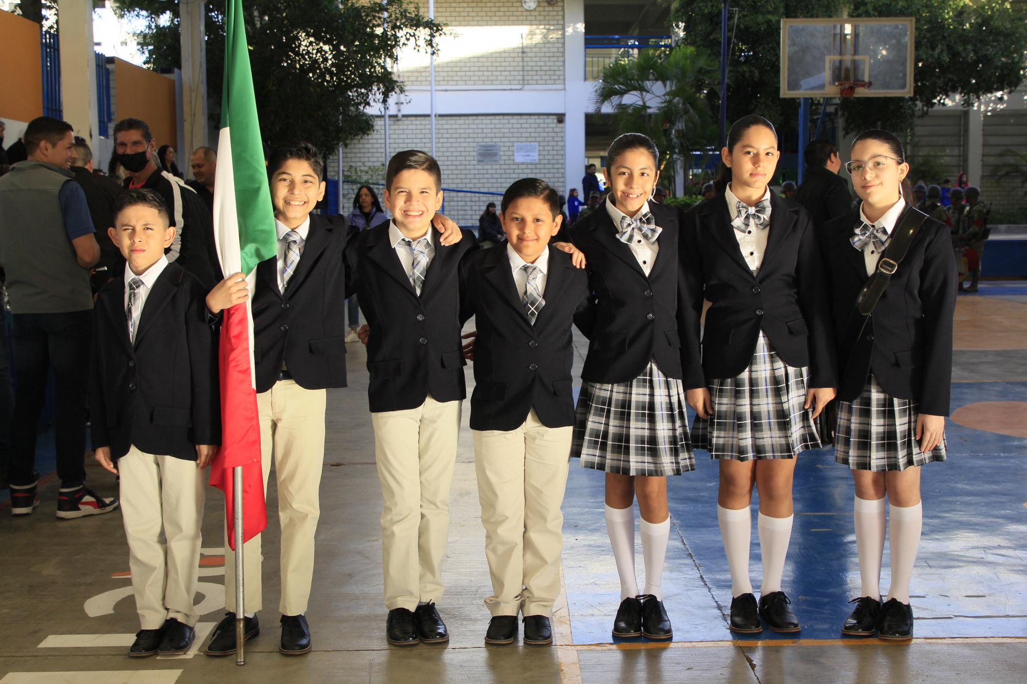 $!Alumnos que conforman la escolta de la Escuela Activa Integral.