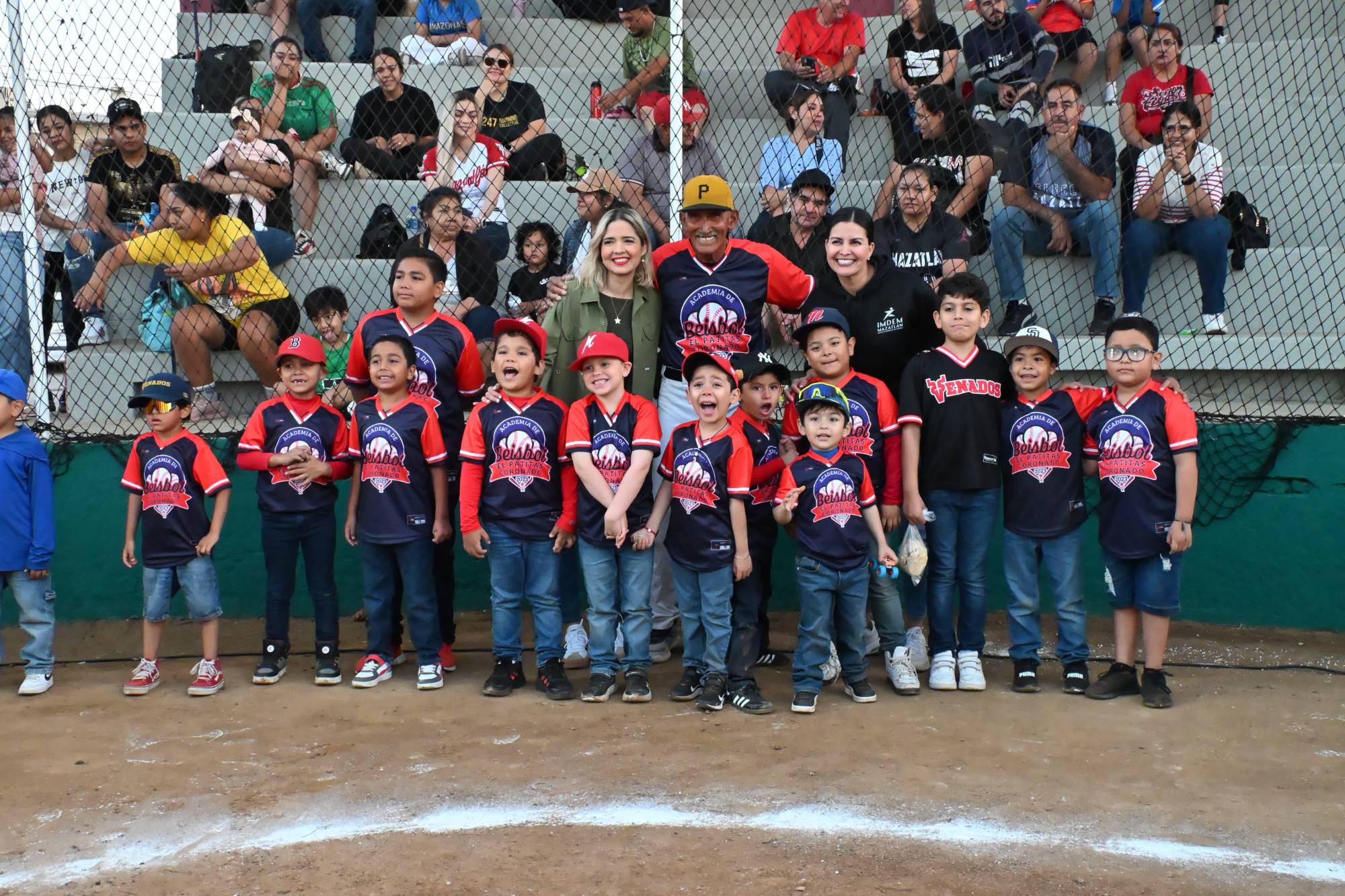 $!Entregan rehabilitación de campo de beisbol en la Francisco Villa