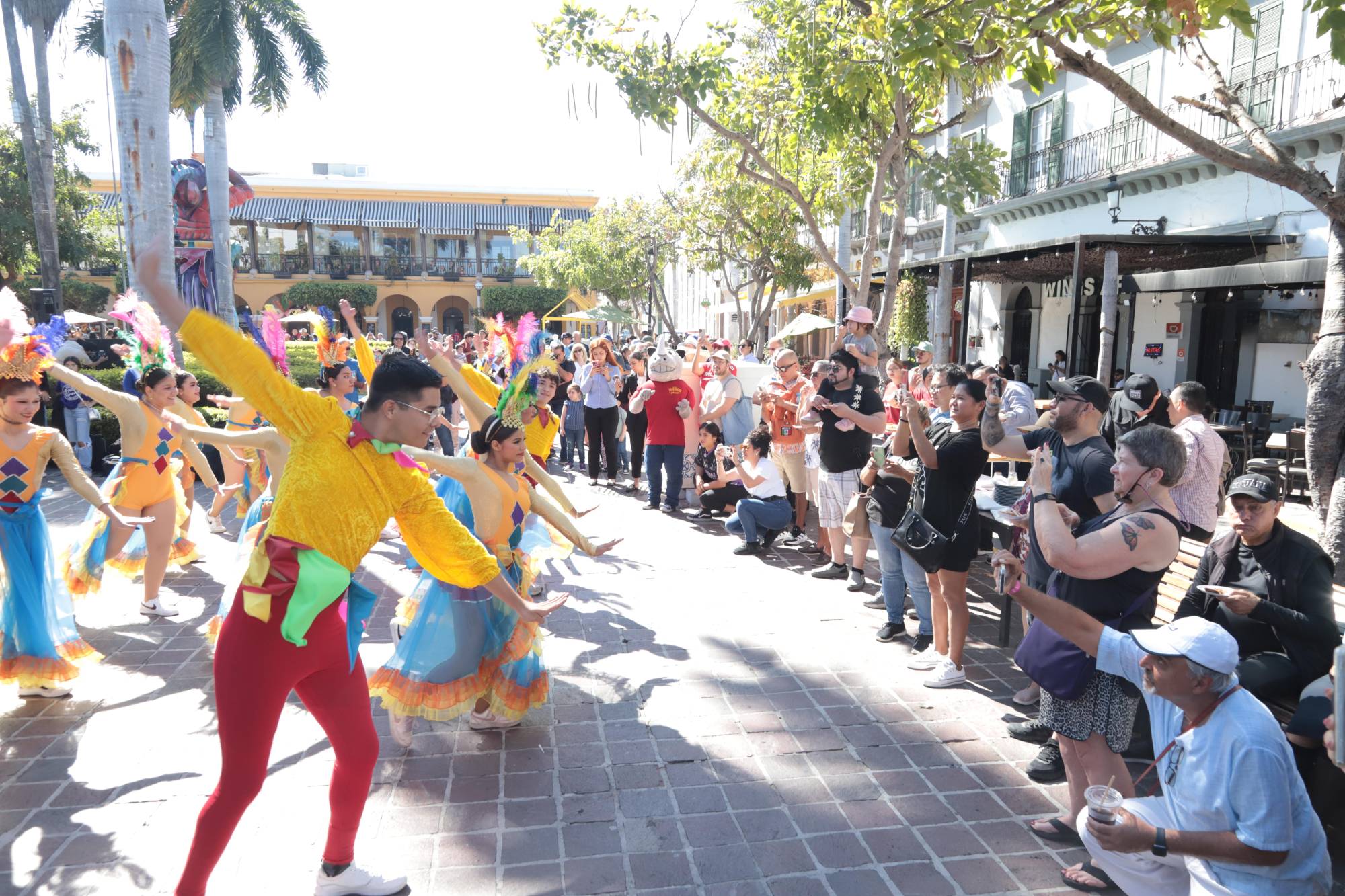 $!De la alegría de las comparses disfrutaron los presente.