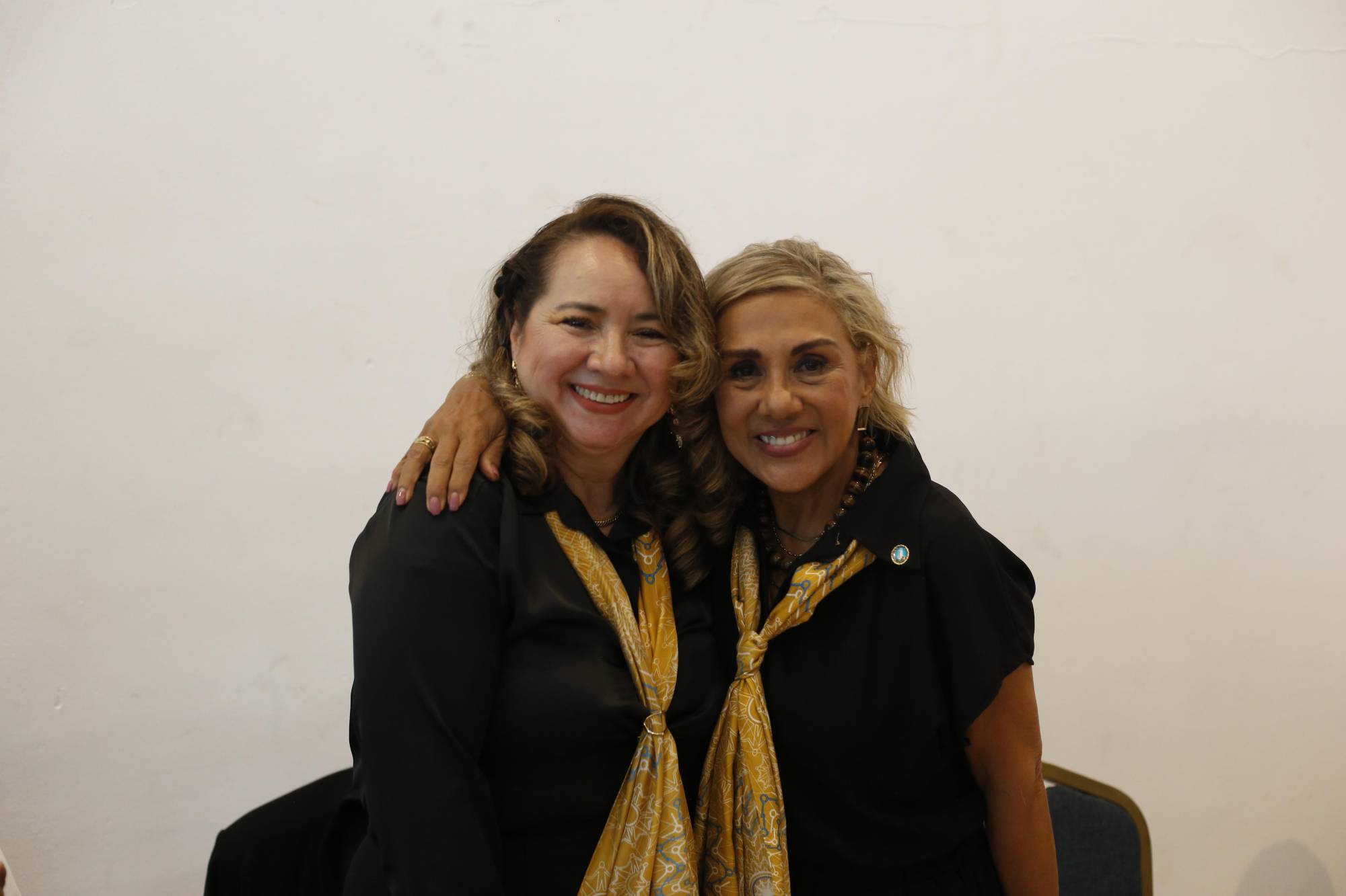 $!Geovana Cháidez, presidenta entrante, con Alejandra Vellatti, presidenta saliente de Anspac.