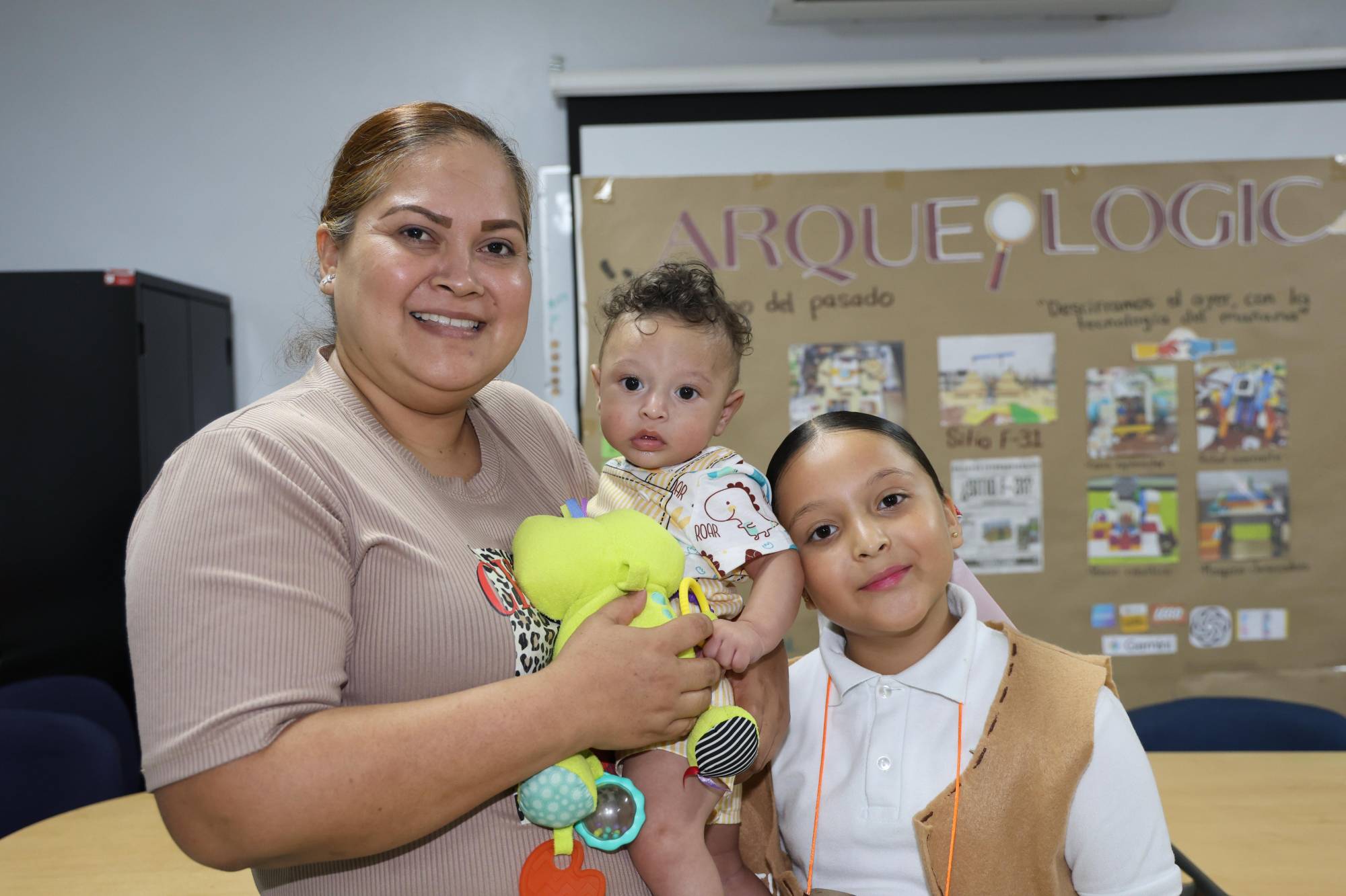 $!Cintya Magaly Alcaraz con sus hijos, Leonardo y Lia Valentina Rodríguez Alcaraz.