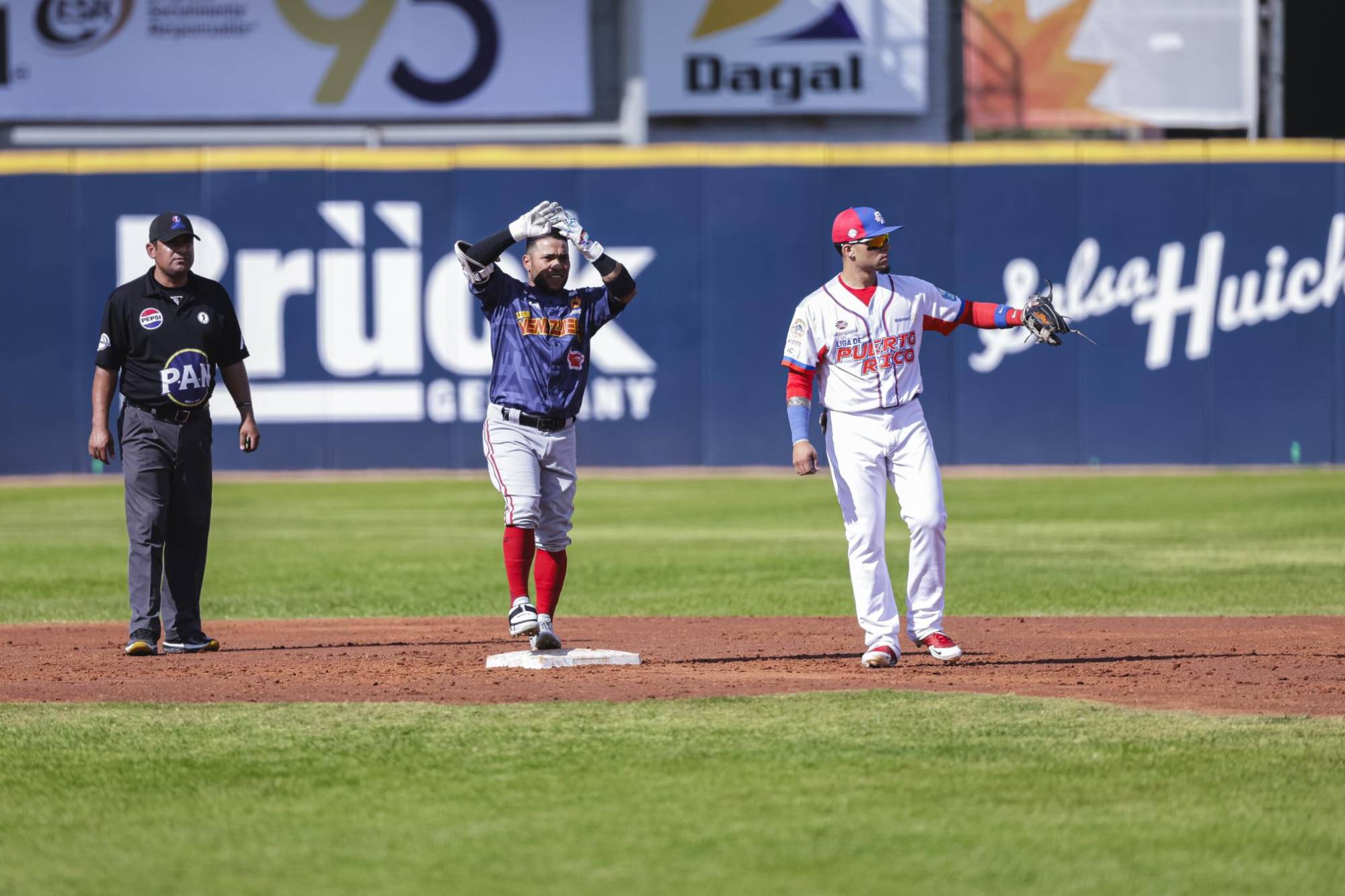 $!A fuerzas de batazos, Venezuela supera a Puerto Rico