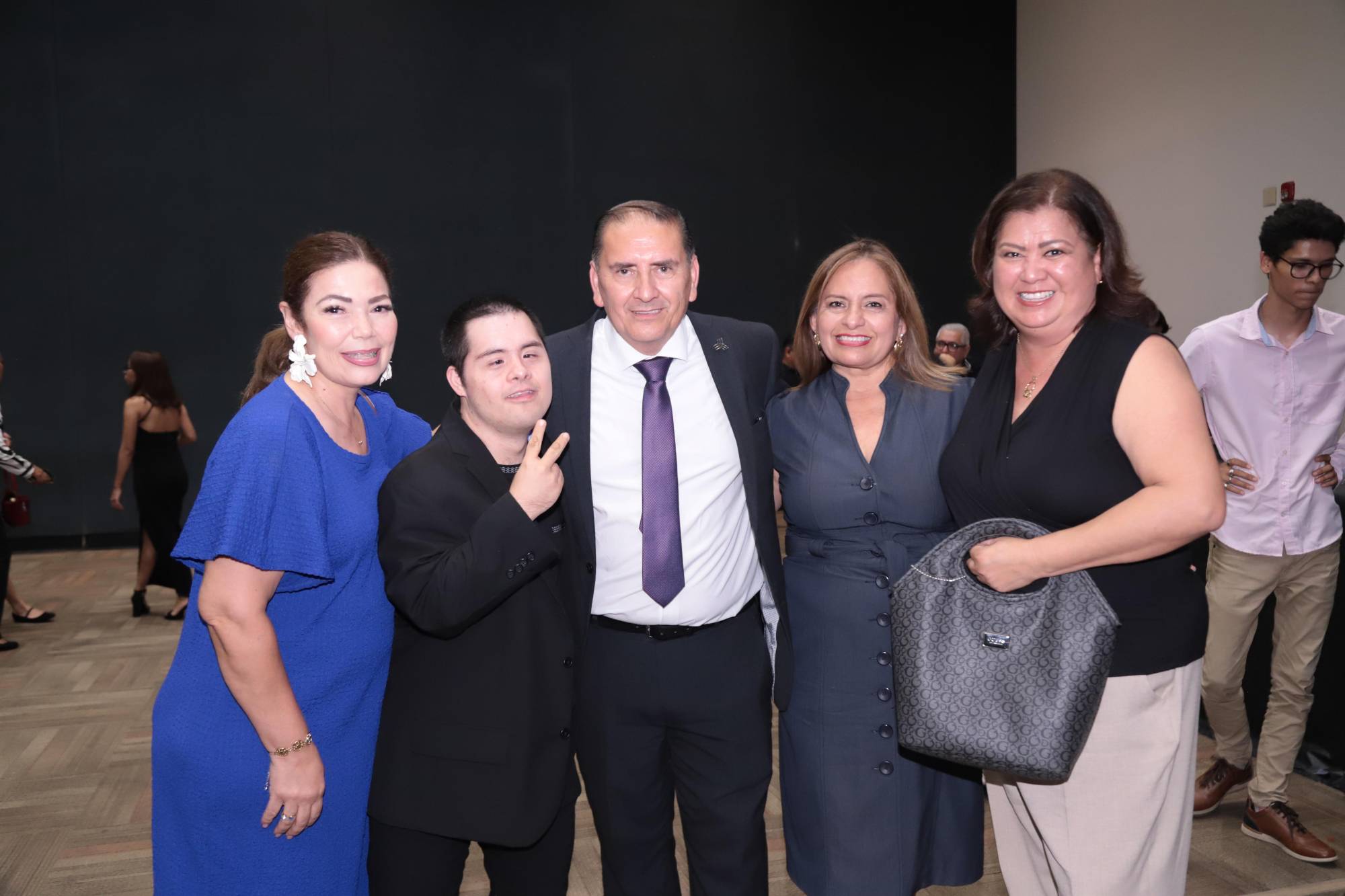 $!Óscar García Osuna entre Elizabeth Peraza, Óscar García Júnior, Liz Benítez y Dalila Díaz.