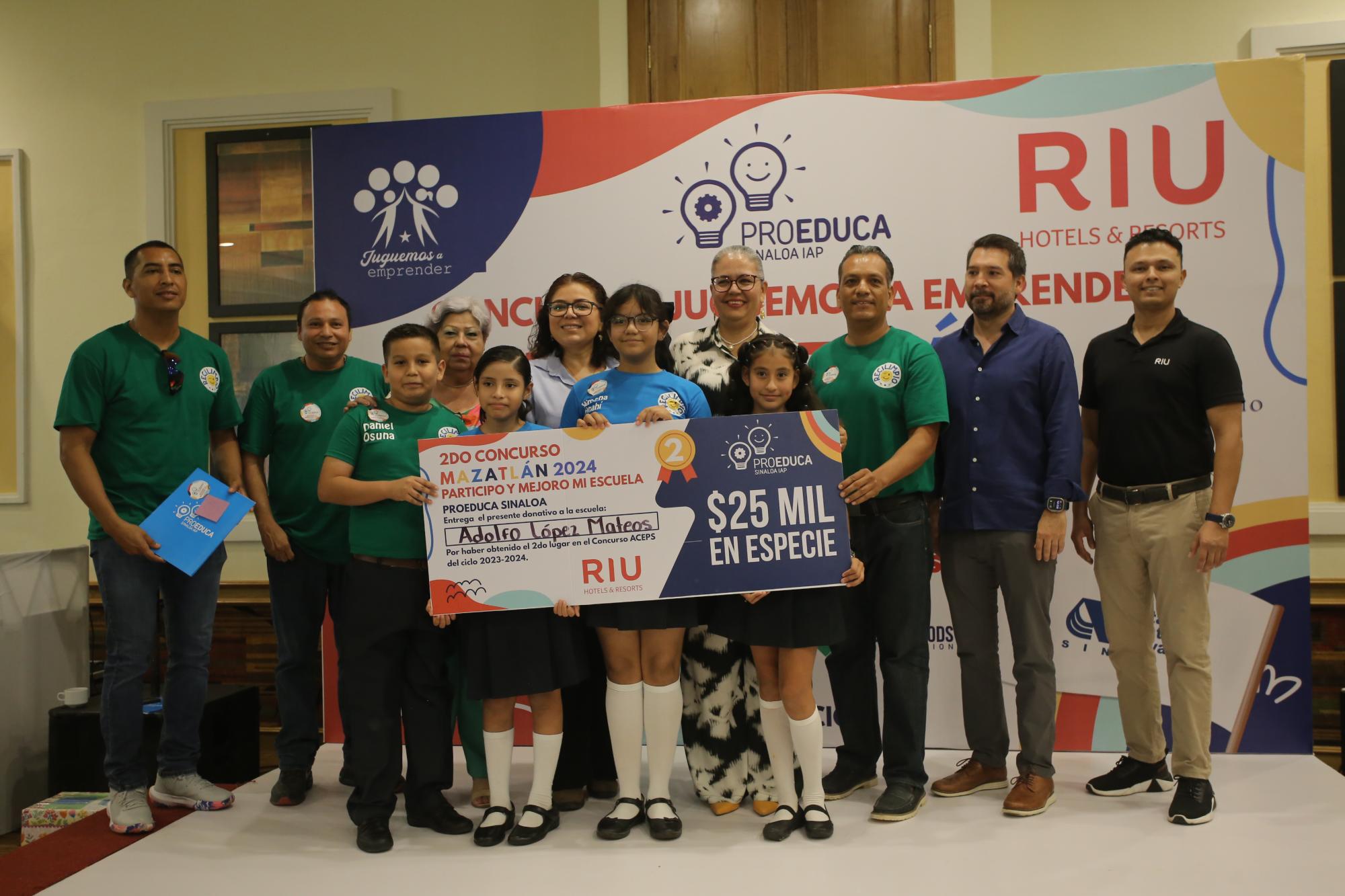$!La primaria Adolfo López Mateos recibe su premio de primer lugar Programa Activación de Consejos Escolares de Participación Social.