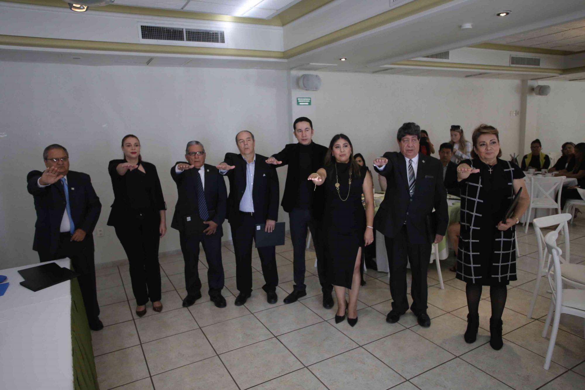 $!El nuevo Consejo Directivo que encabeza Lorena Fabiola Balbuena Estarrona para el periodo 2023-2024 al momento de rendir protesta.