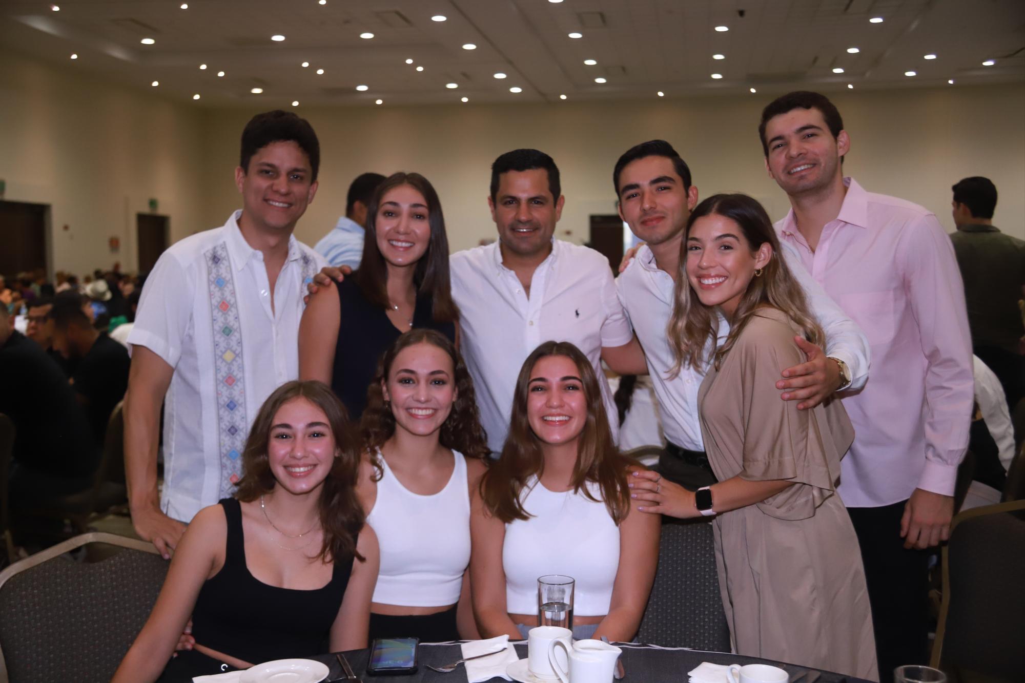 $!Lucio Toledo, Olivia y Carlos Escobar, Ariel Estrada, María Luisa, Guillermo, Isabella, Alejandra y María Escobar.