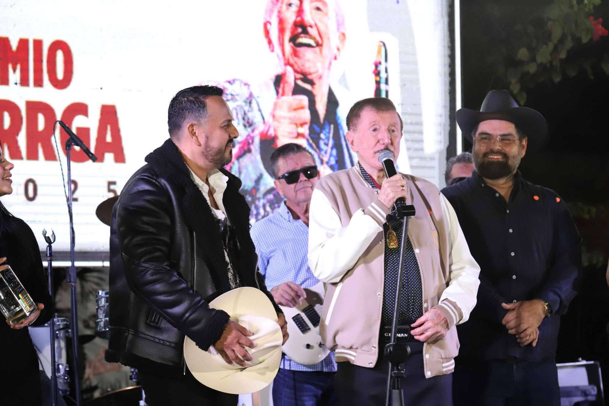 $!Germán Lizárraga expresó unas palabras de felicitaciones para el cumpleañero y le cantó Las Mañanitas.