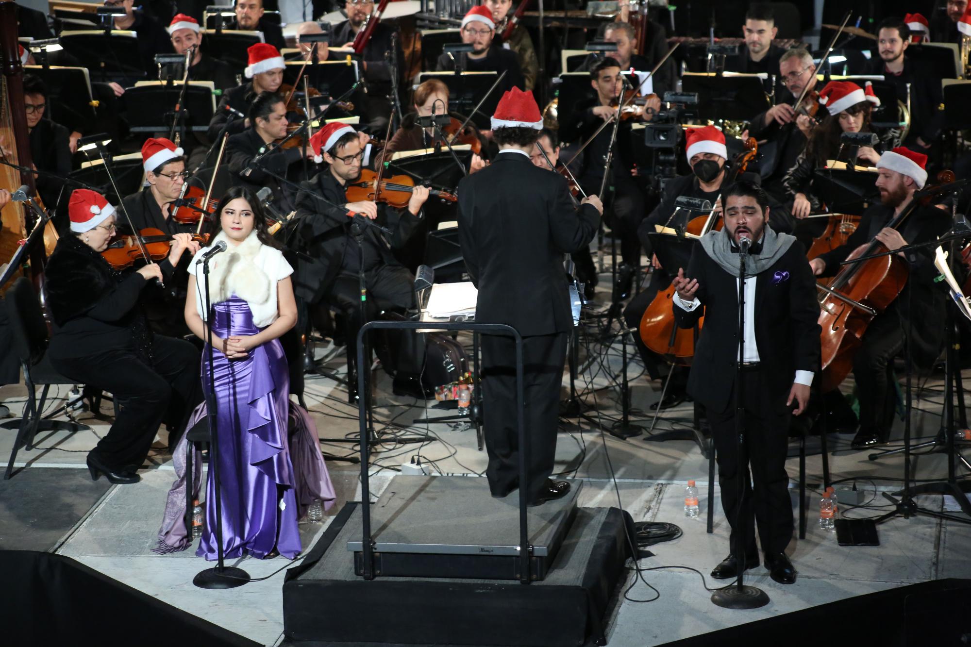$!Como solistas de este concierto, participaron la soprano culiacanense Miroslava Aguilar y el tenor mazatleco Alexander Torres.