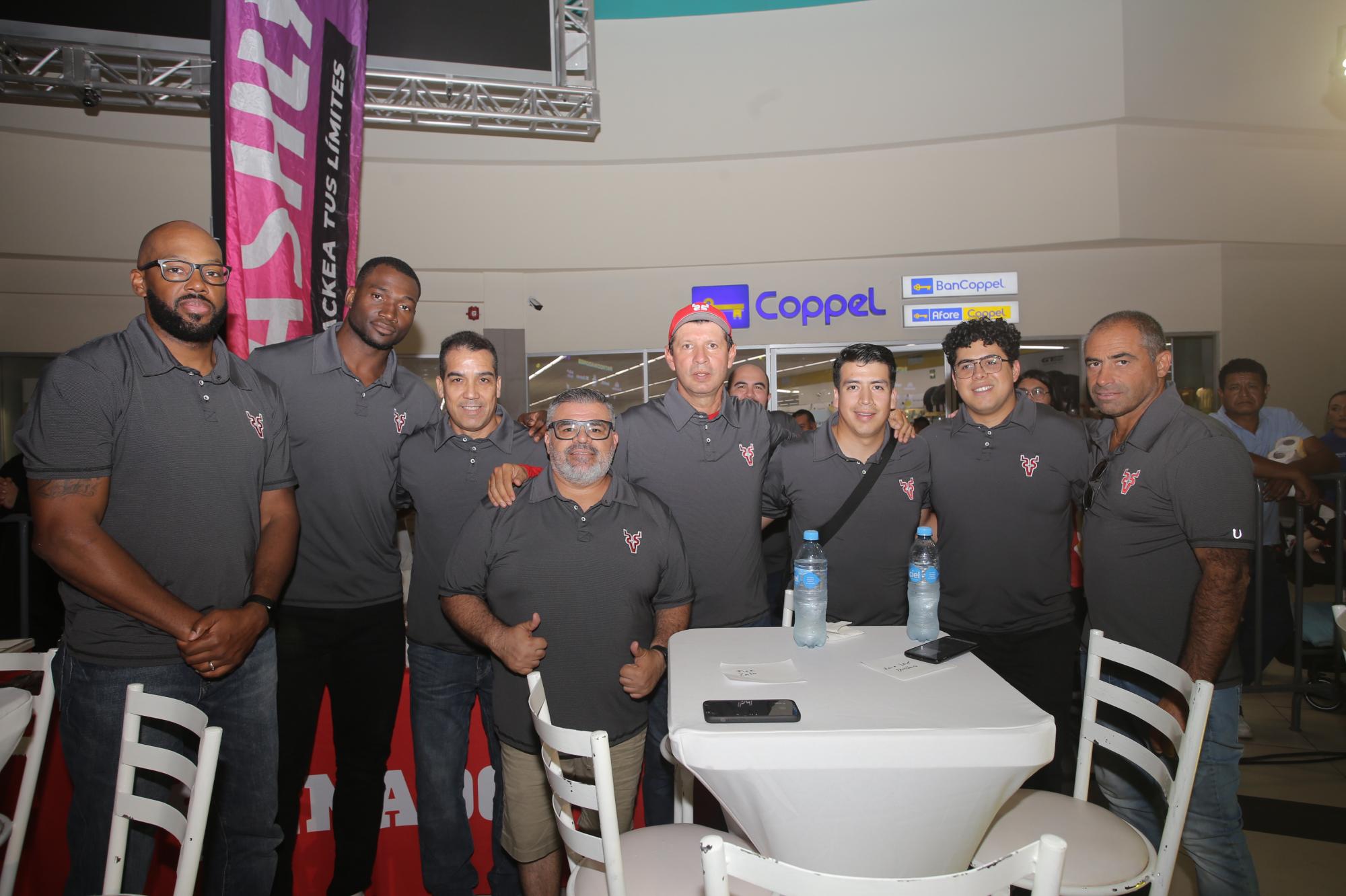 $!Cuerpo técnico del equipo Venados Basketball en la presentación del jersey.