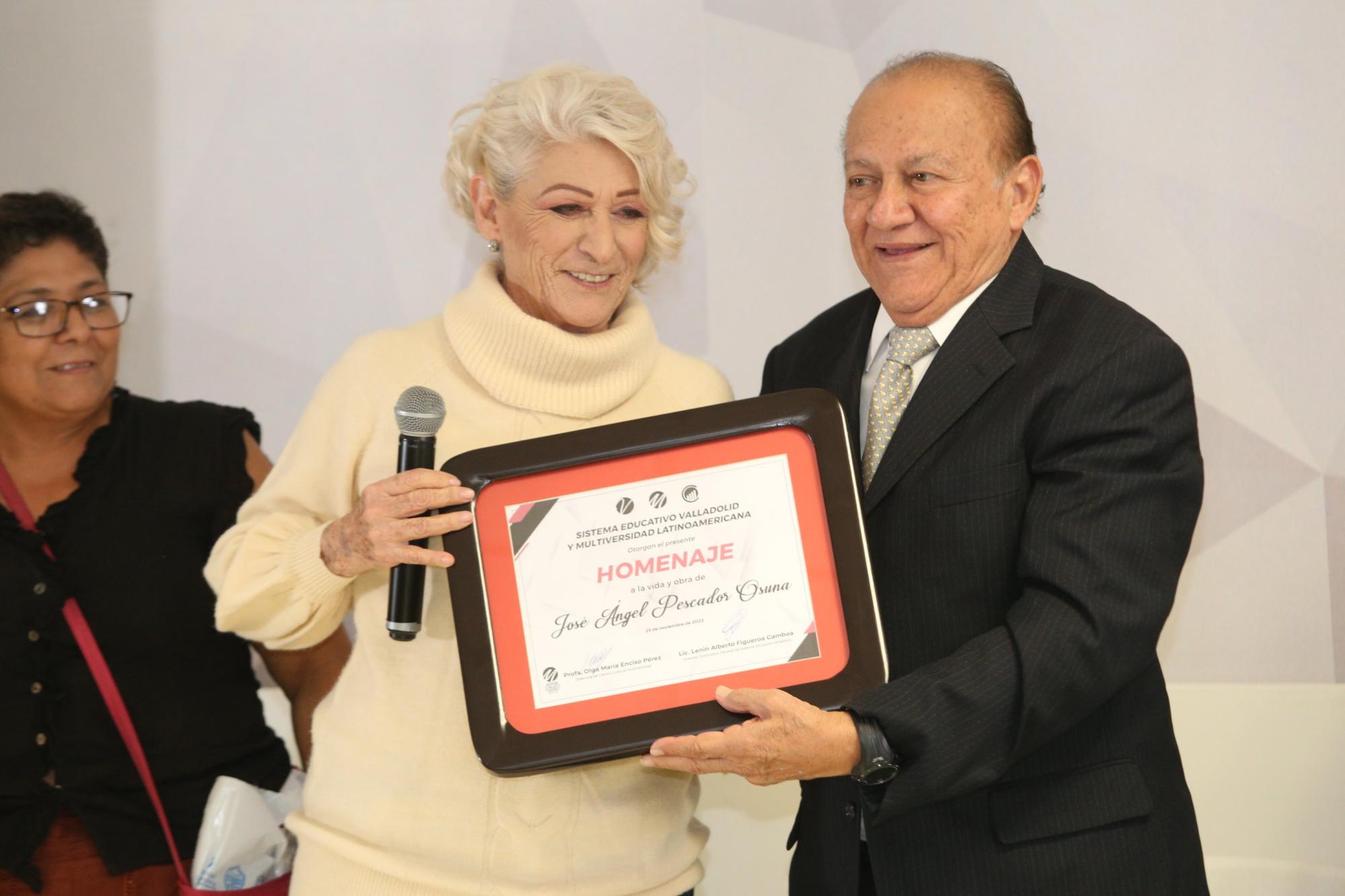 $!Maru Enciso, directora general del Centro Cultural Multiversidad, le entregó el reconocimiento.