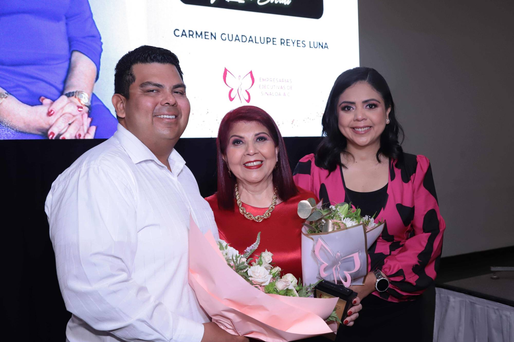 $!Carmelita Salazar entre sus hijos, José Ramón y María José Salazar.