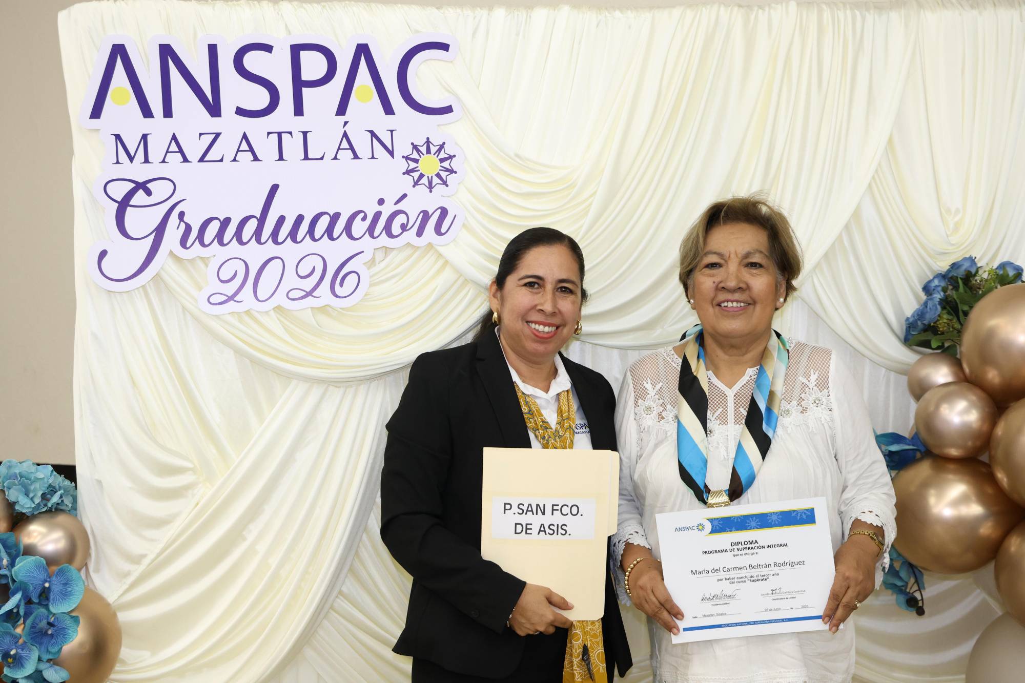 $!Mariana Gamboa, animadora de la Parroquia San Francisco de Asís, con la graduada María del Carmen Beltrán.
