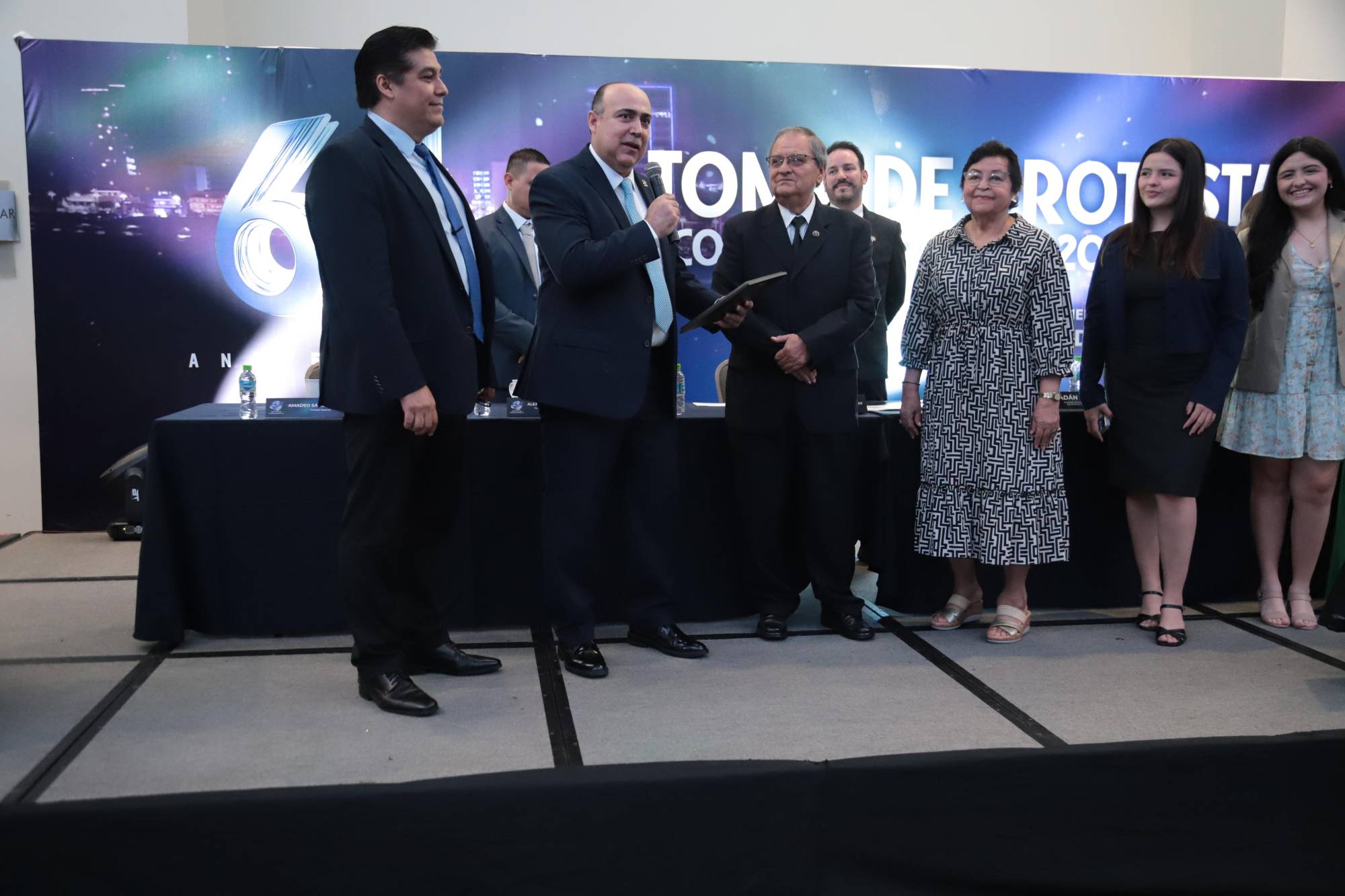 $!Adán Salazar y Francisco Álvarez al momento de hacer la entrega del Certificado de Ingreso al Salón de la Fama por su destacada trayectoria en la historia de la COMEV a Amadeo Sánchez.
