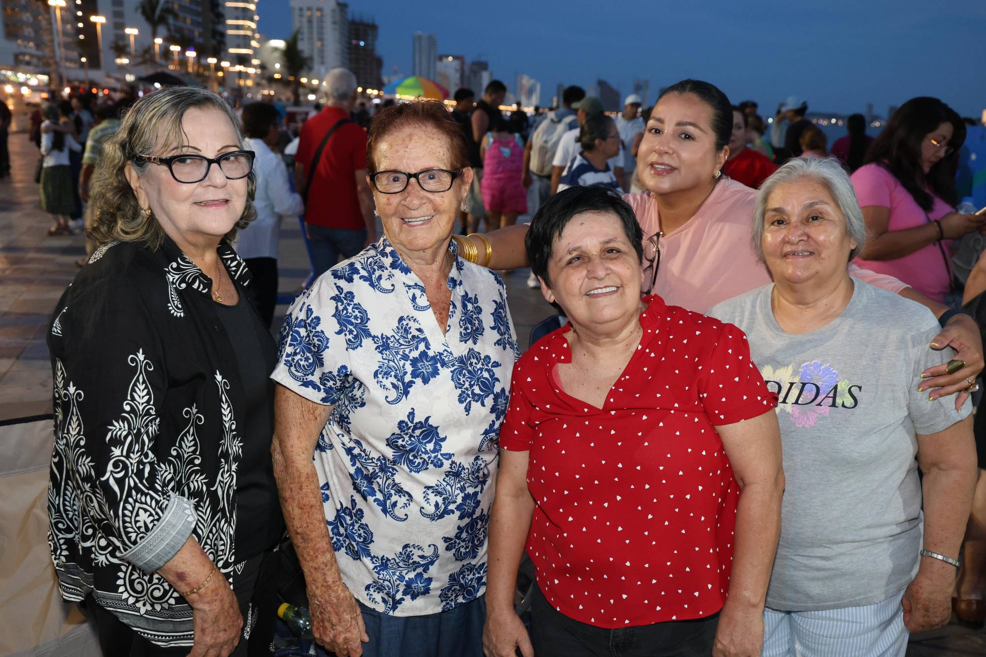 $!Carmen Osuna y Refugio Noriega junto a Rocío, Lourdes y Zelmira Rosas.