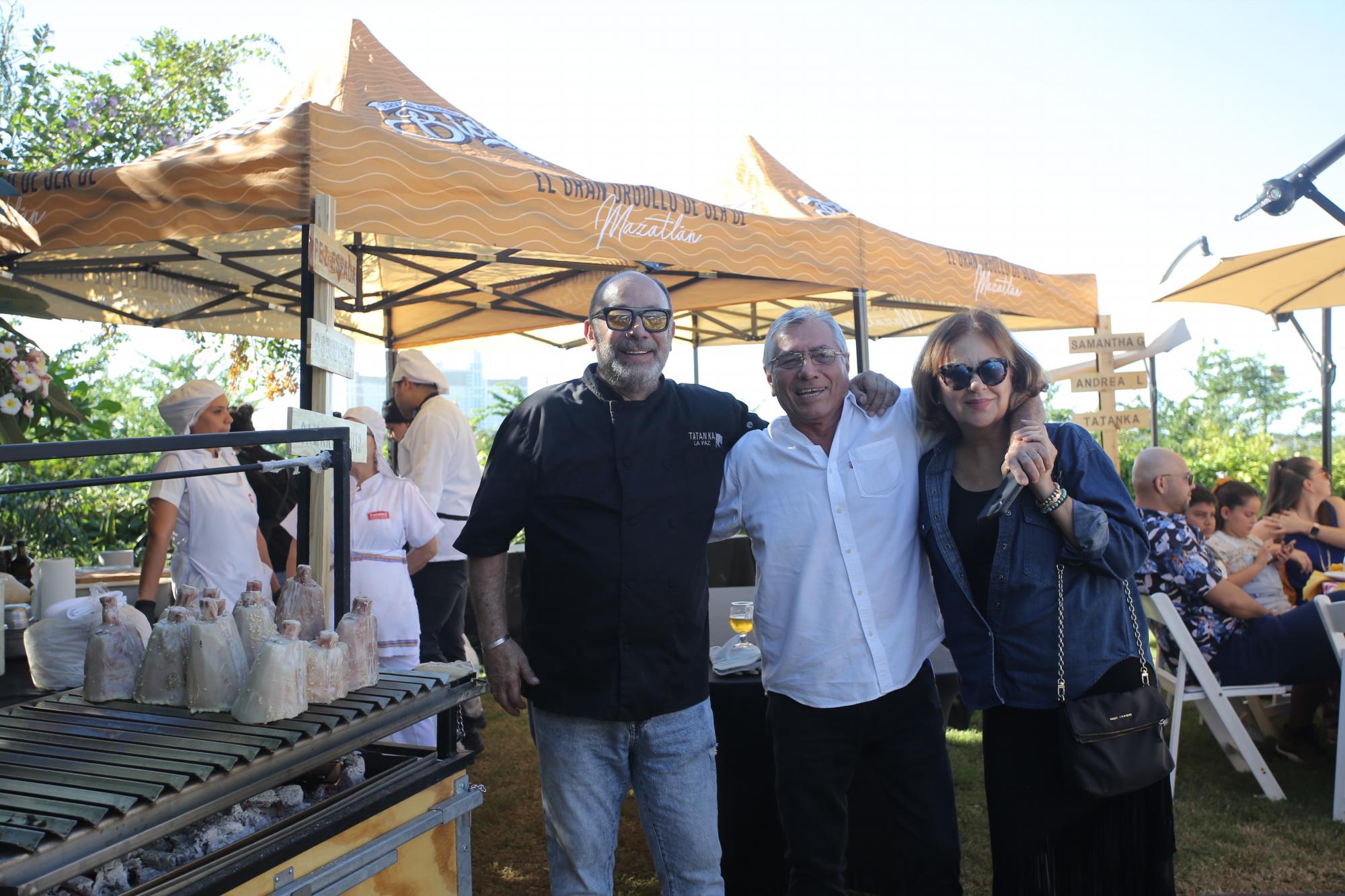 $!El chef Carlos “Tatanka” Valdez junto a Alfredo y Carmen Gómez Rubio.