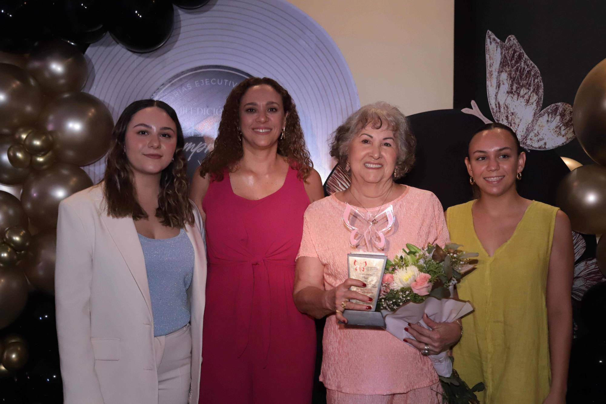 $!La escritora Melly Peraza entre su nuera Sofía Rico Coppel y sus nietas Paulina y Sofía Peña Rico.